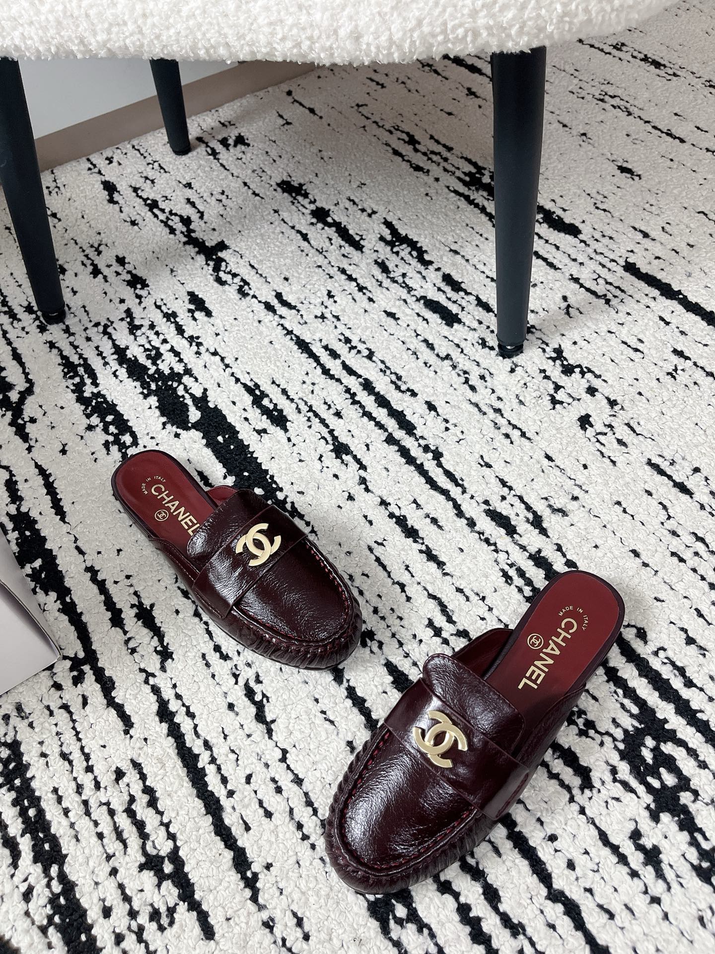 CC 26A Métiers d’art 2026 Mules Burgundy Glossy Sheepskin 900757
