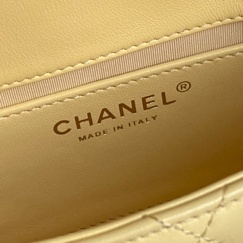 25C FLAP BAG 18 IN YELLOW SMOOTH LAMBSKIN GOLD HARDWARE