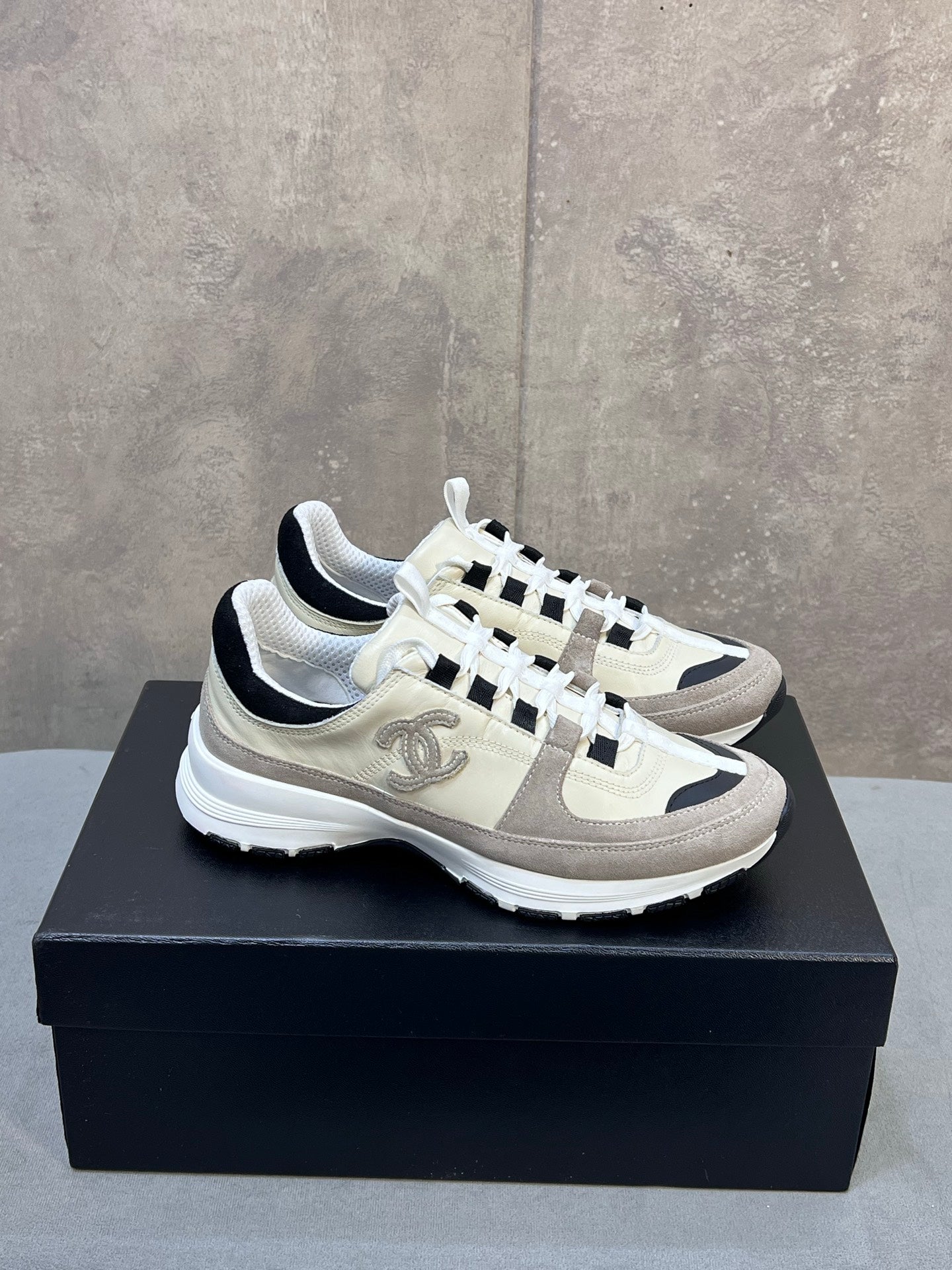 CC 26s Runner CC Logo Sneakers In Beige And Grey Calfskin