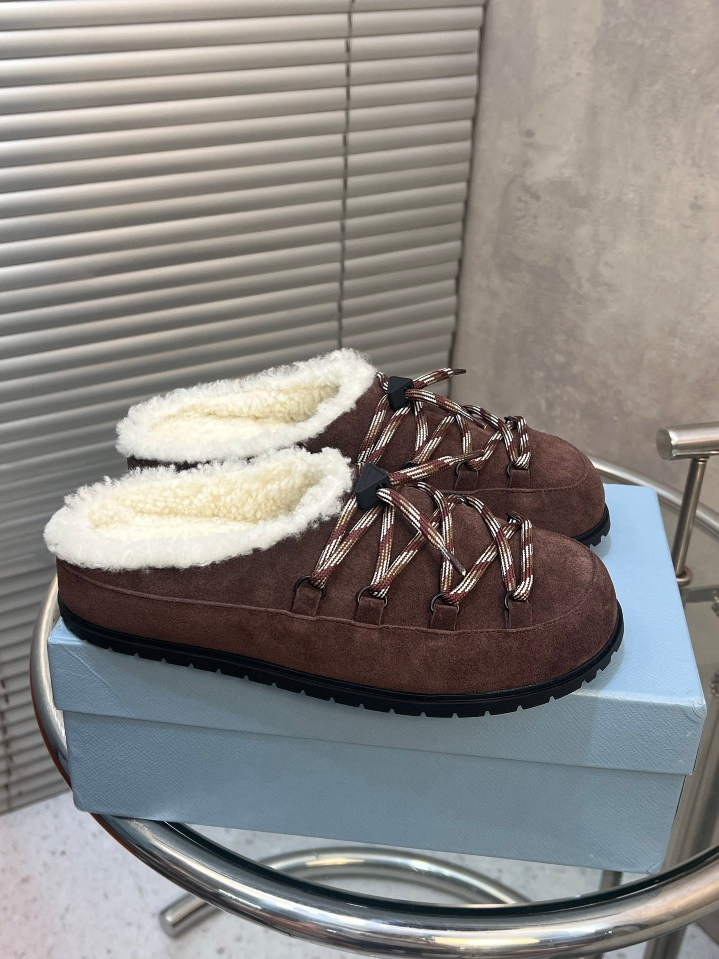 Prada 26s Mules Lace-up Cream Suede Shearing 952899