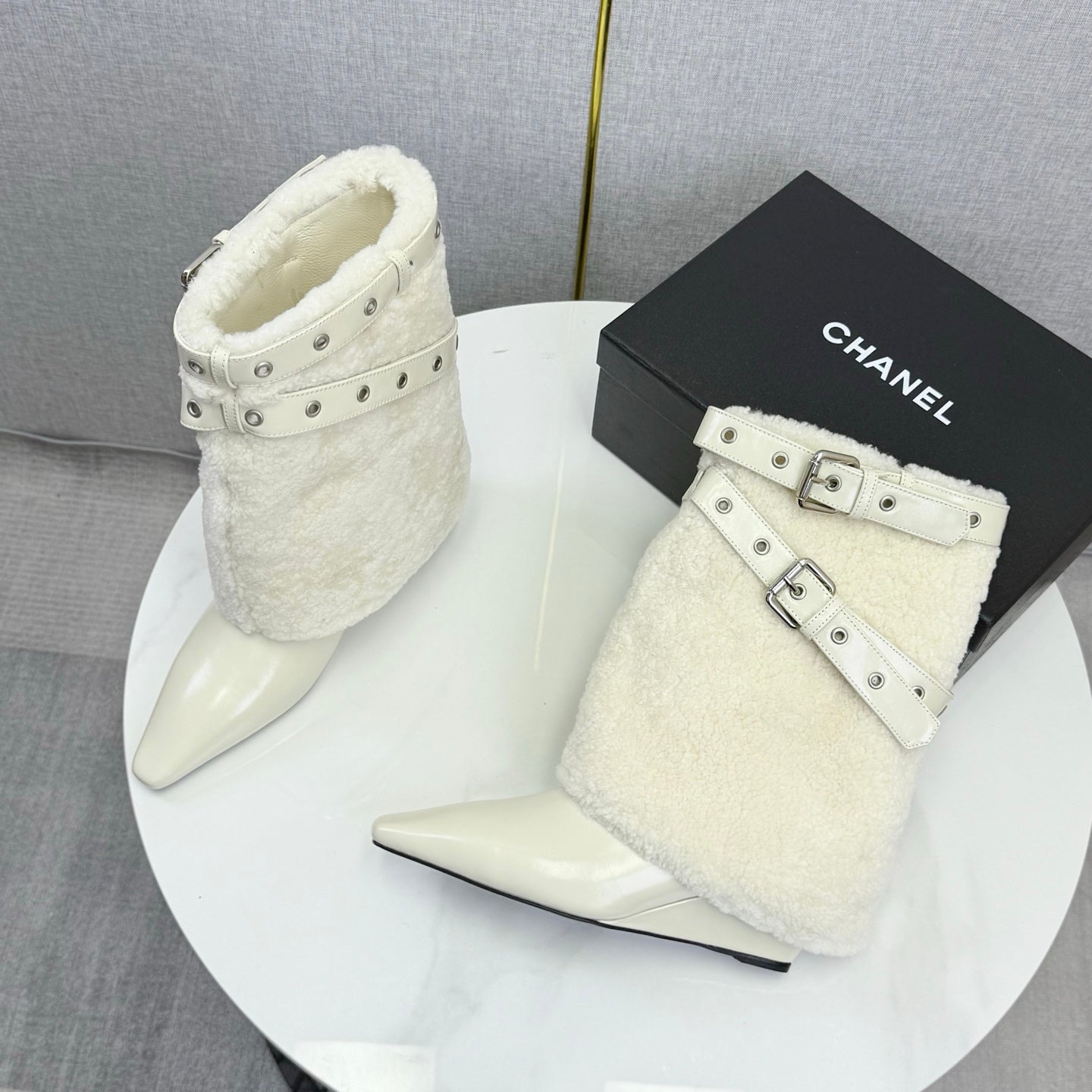 CC 26s Knight Martin Boots White Sheepskin Wool 620408