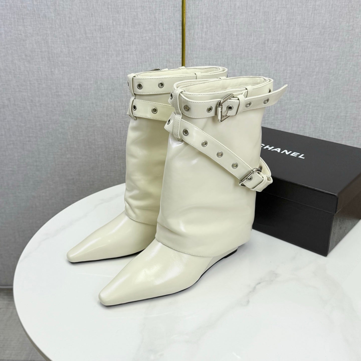 CC 26s Knight Martin Boots White Sheepskin 620411