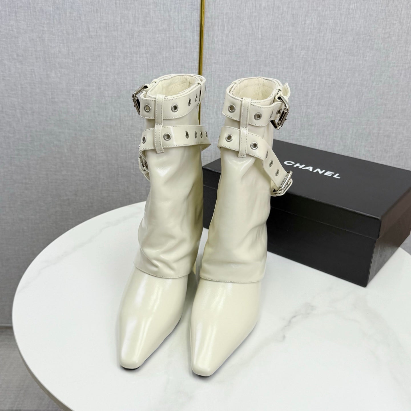 CC 26s Knight Martin Boots White Sheepskin 620411