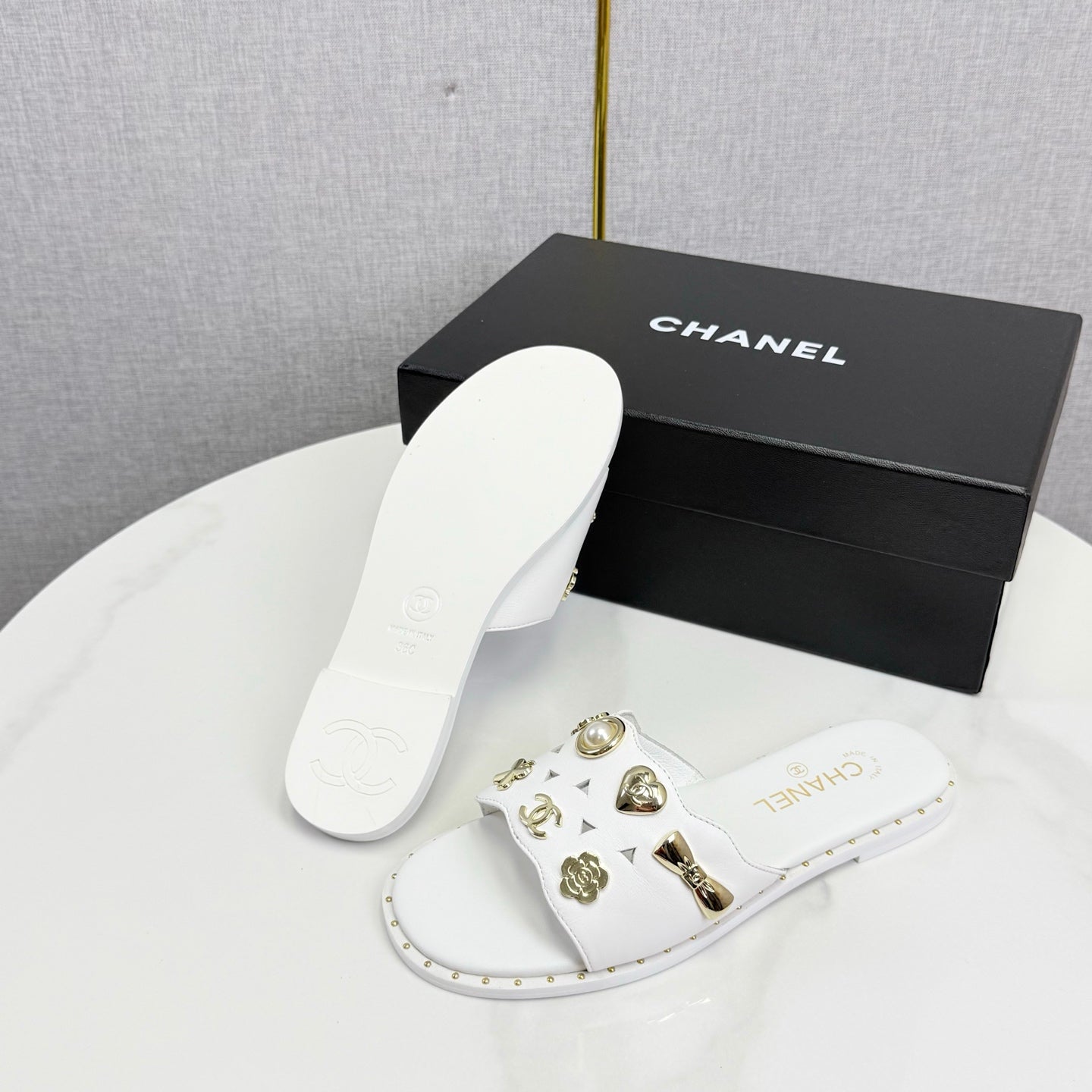 CC 26s Crystal Sandal White Sheepskin 639830