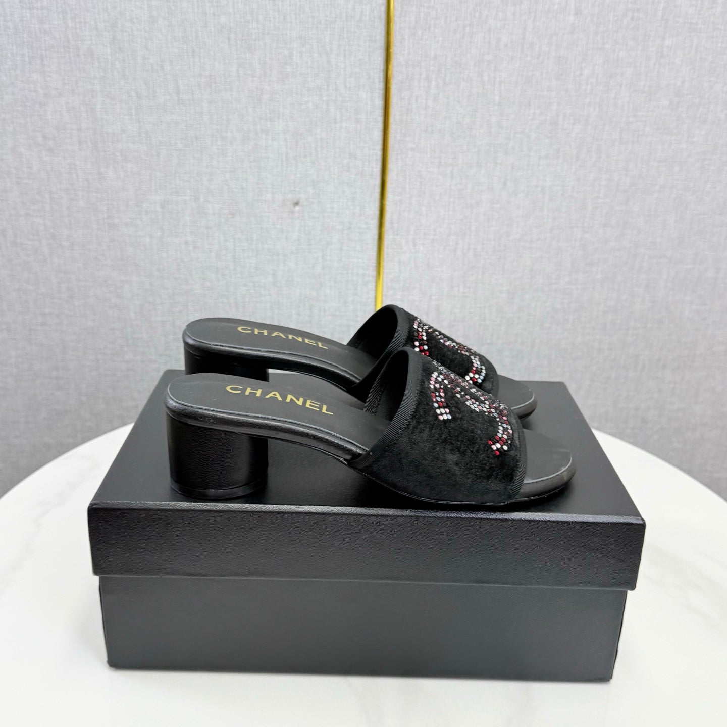 CC 26SS Sandals Black Velvet Sheepskin 639895