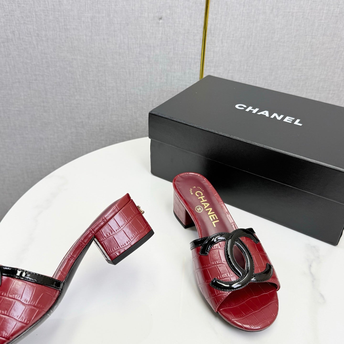 CC 26s Block Heel Sandals 4cm Red Crocodile-Embossed Calfskin