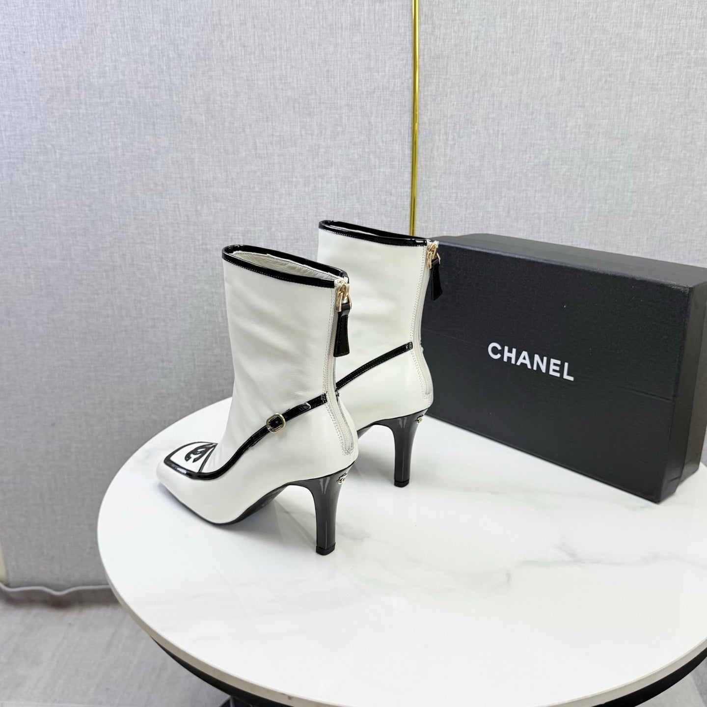 CC 26s Silhouette Ankle Boots White Black Sheepskin 972813