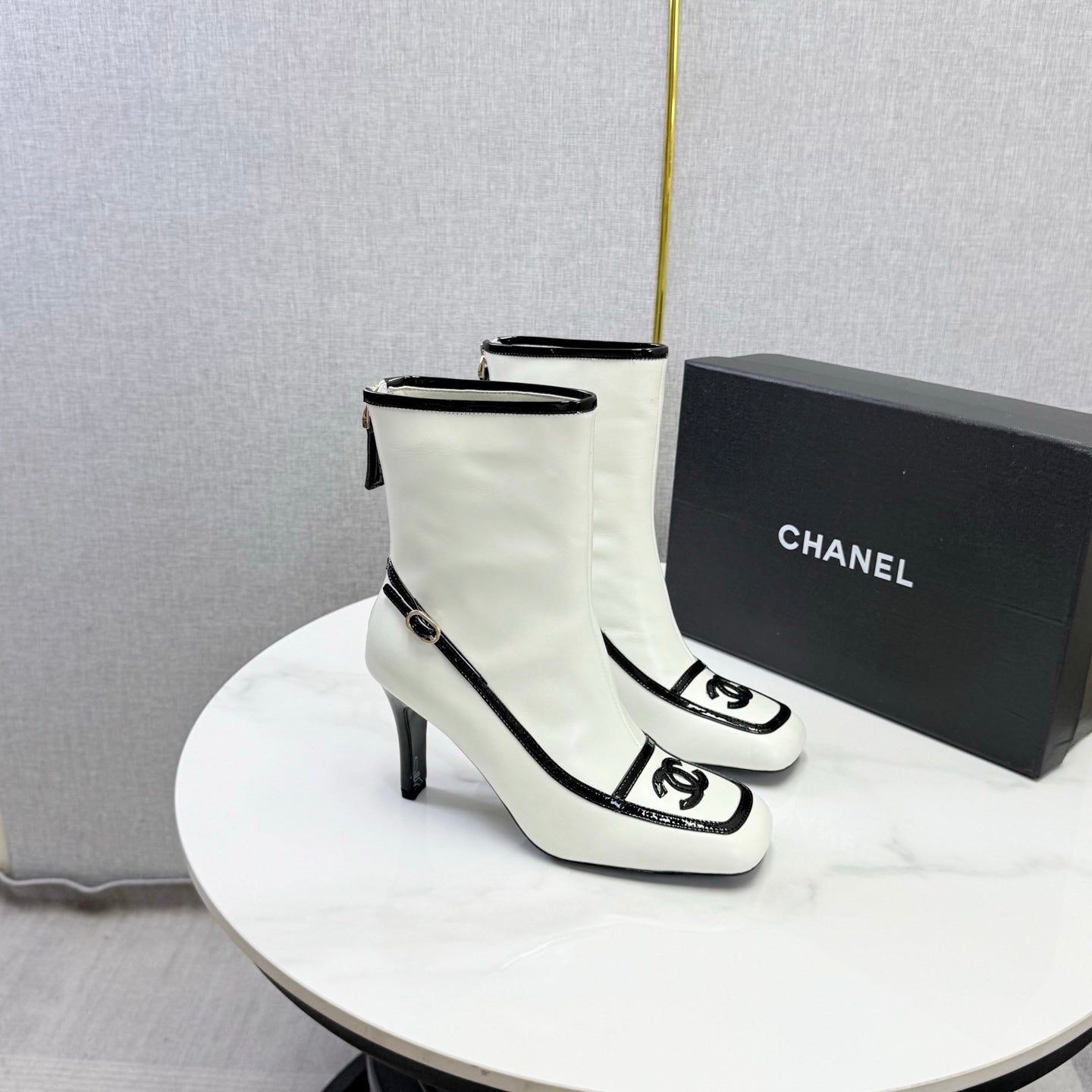 CC 26s Silhouette Ankle Boots White Black Sheepskin 972813