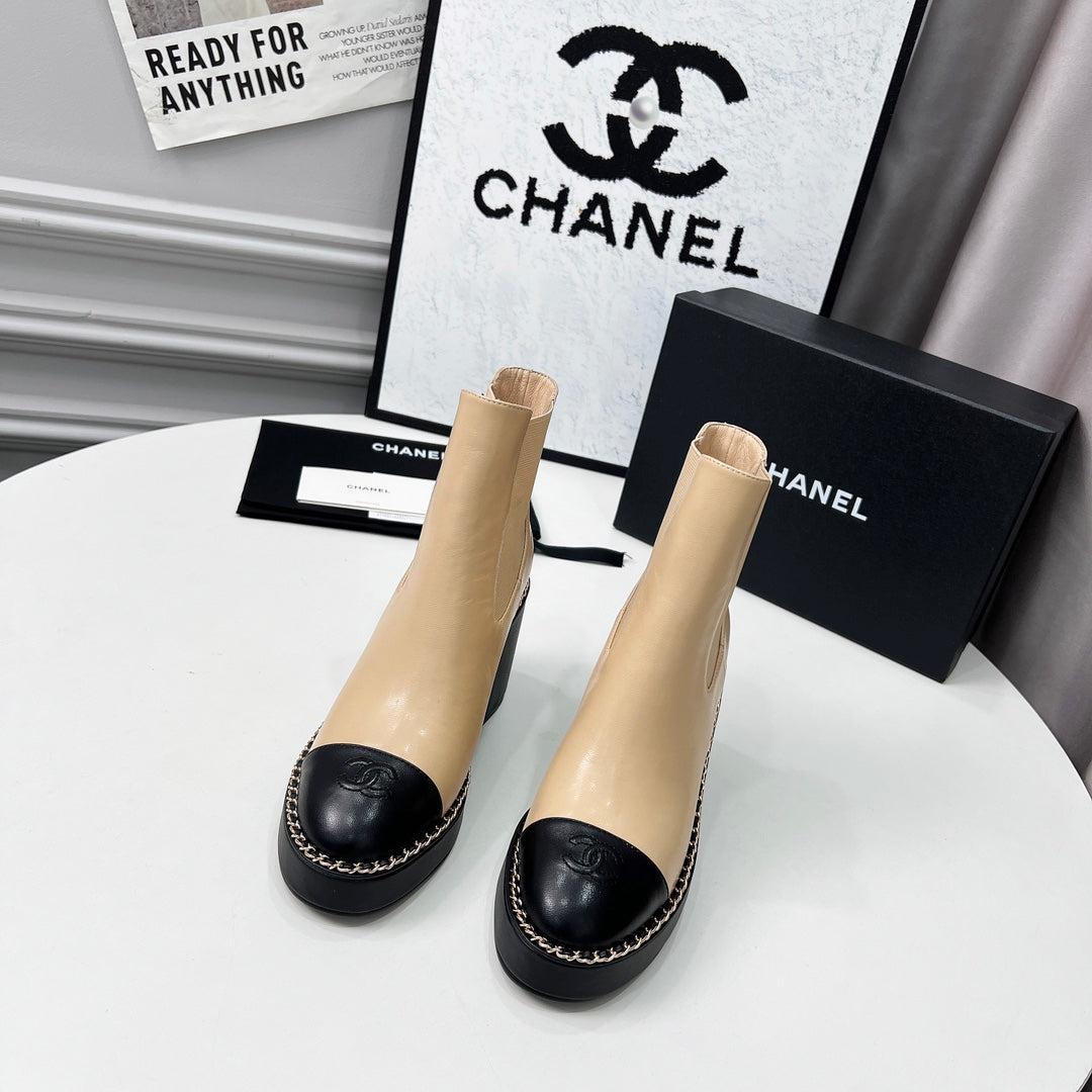 CC 25 Chelsea Ankle Boots With Chain 85mm Beige Black Sheepskin 374034