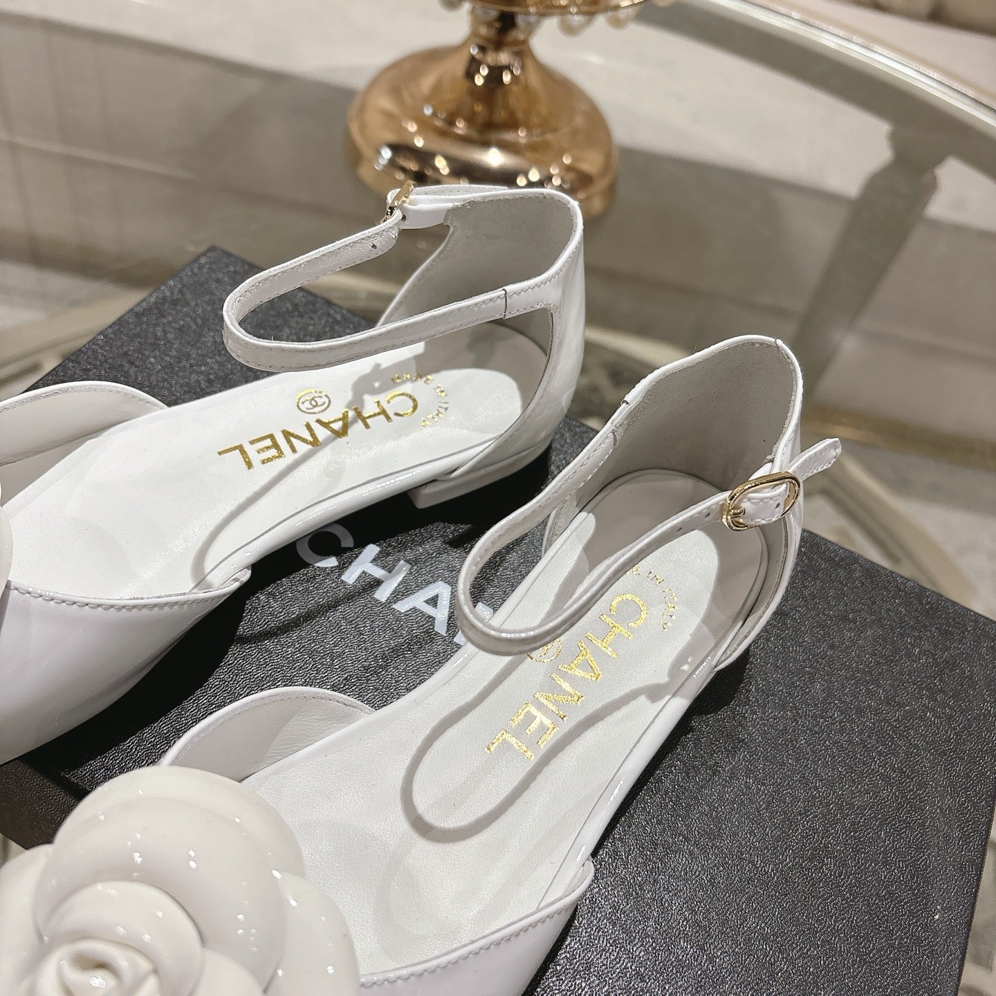 CC 26s Camellia Hollow Sandals White Patent Leather 736520
