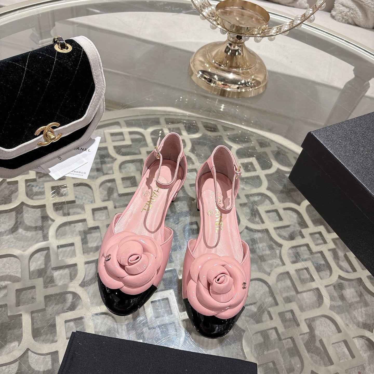 CC 26s Camellia Hollow Sandals Pink Patent Leather 736521
