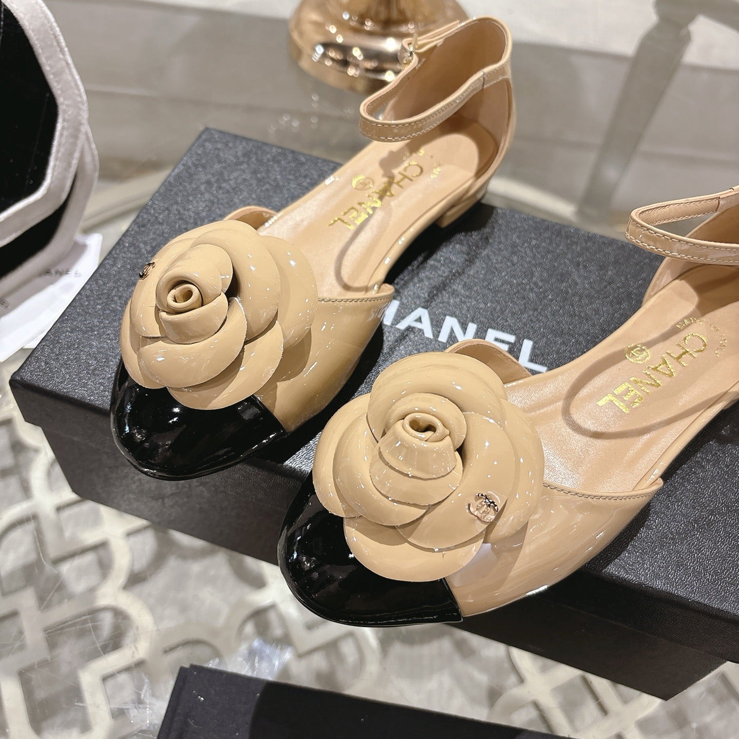 CC 26s Camellia Hollow Sandals Beige Patent Leather 736522