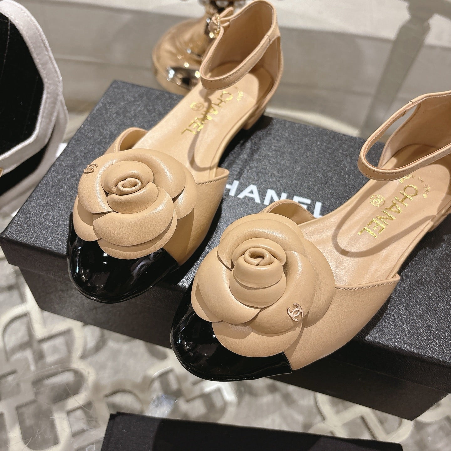 CC 26s Camellia Hollow Sandals Beige Sheepskin 736523