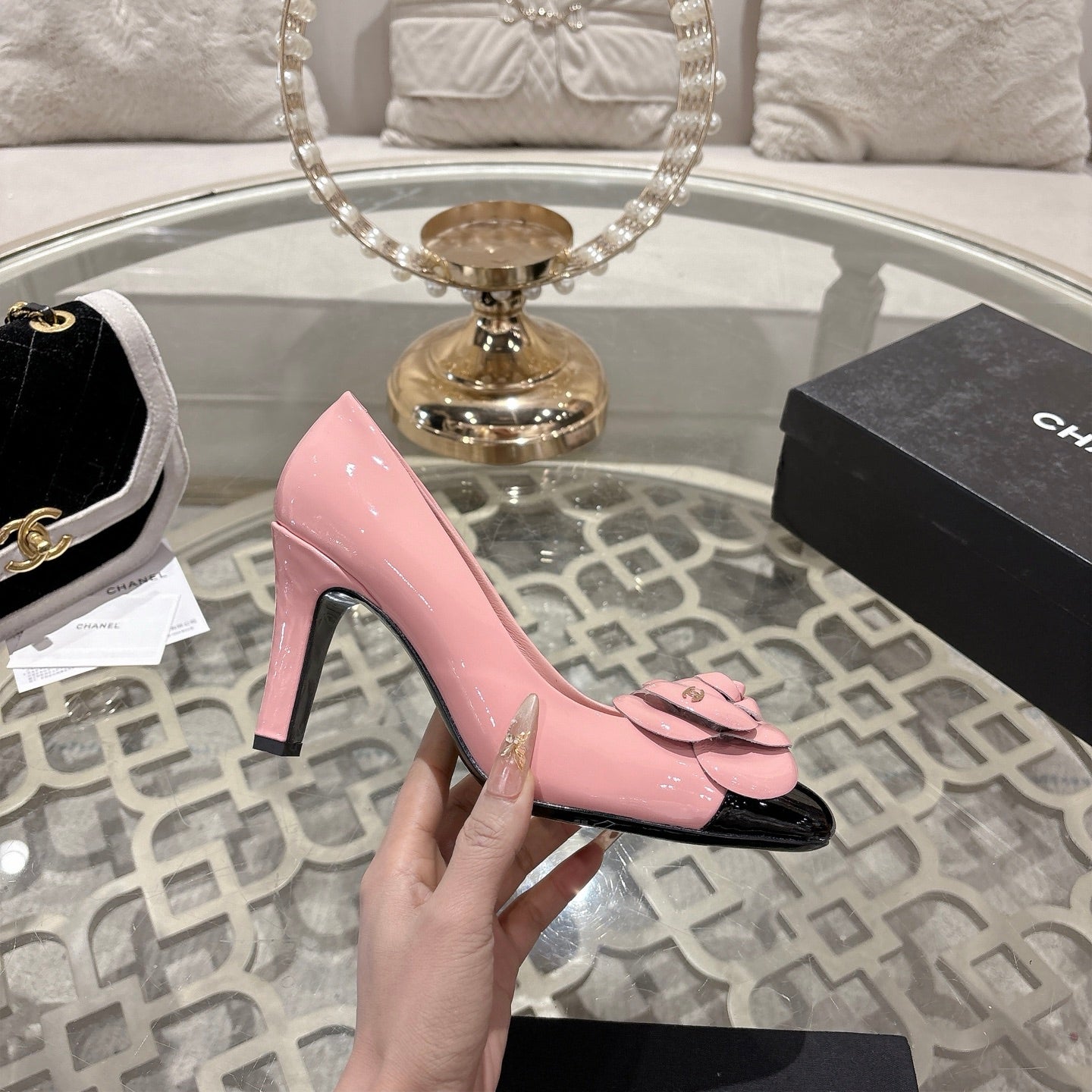 CC 26s Camellia Round Toe Pump 8.5cm Black Pink Patent Leather 736529