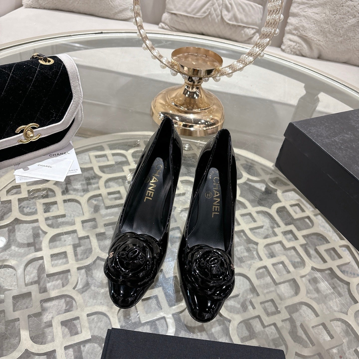 CC 26s Camellia Round Toe Pump 8.5cm Black Patent Leather 736532