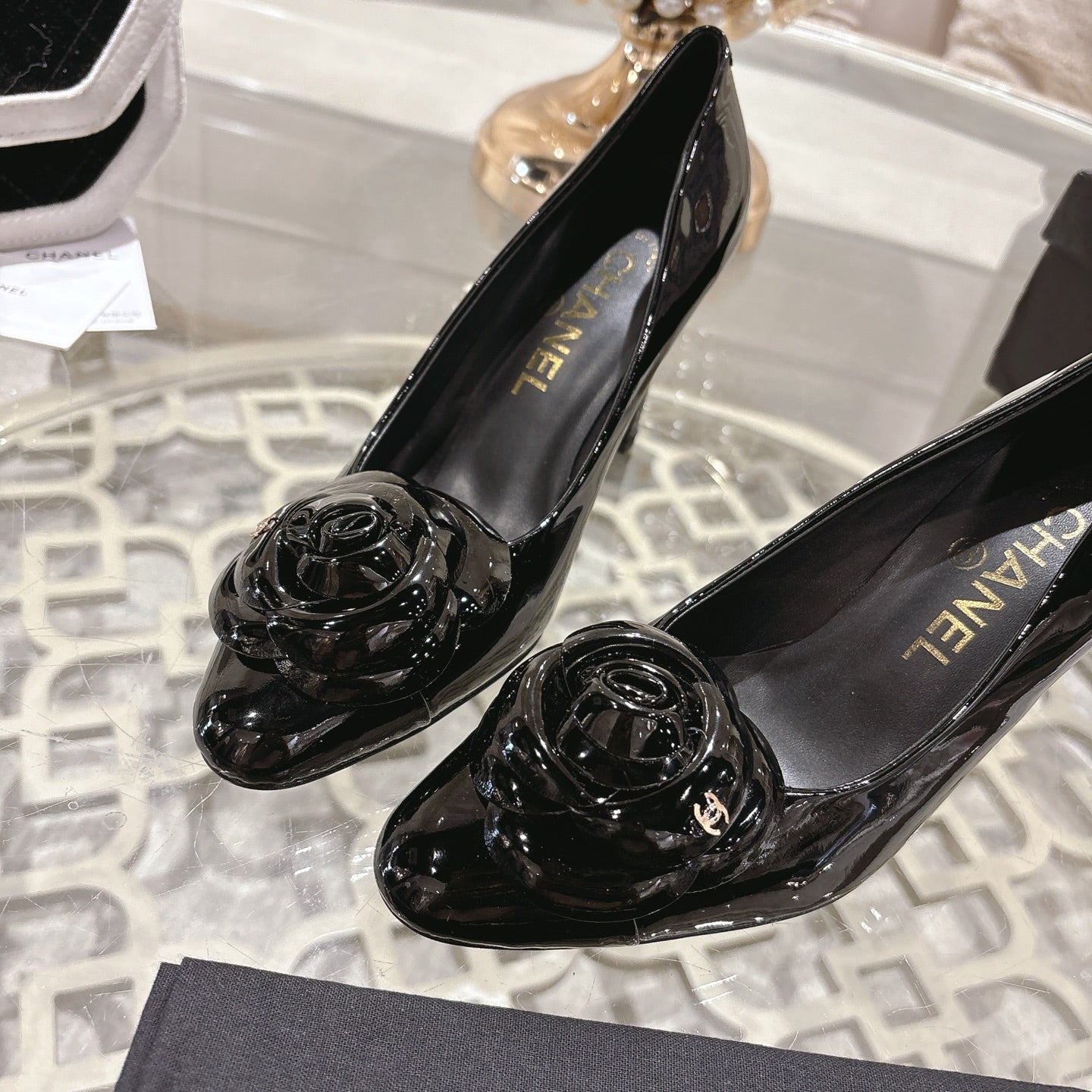 CC 26s Camellia Round Toe Pump 8.5cm Black Patent Leather 736532