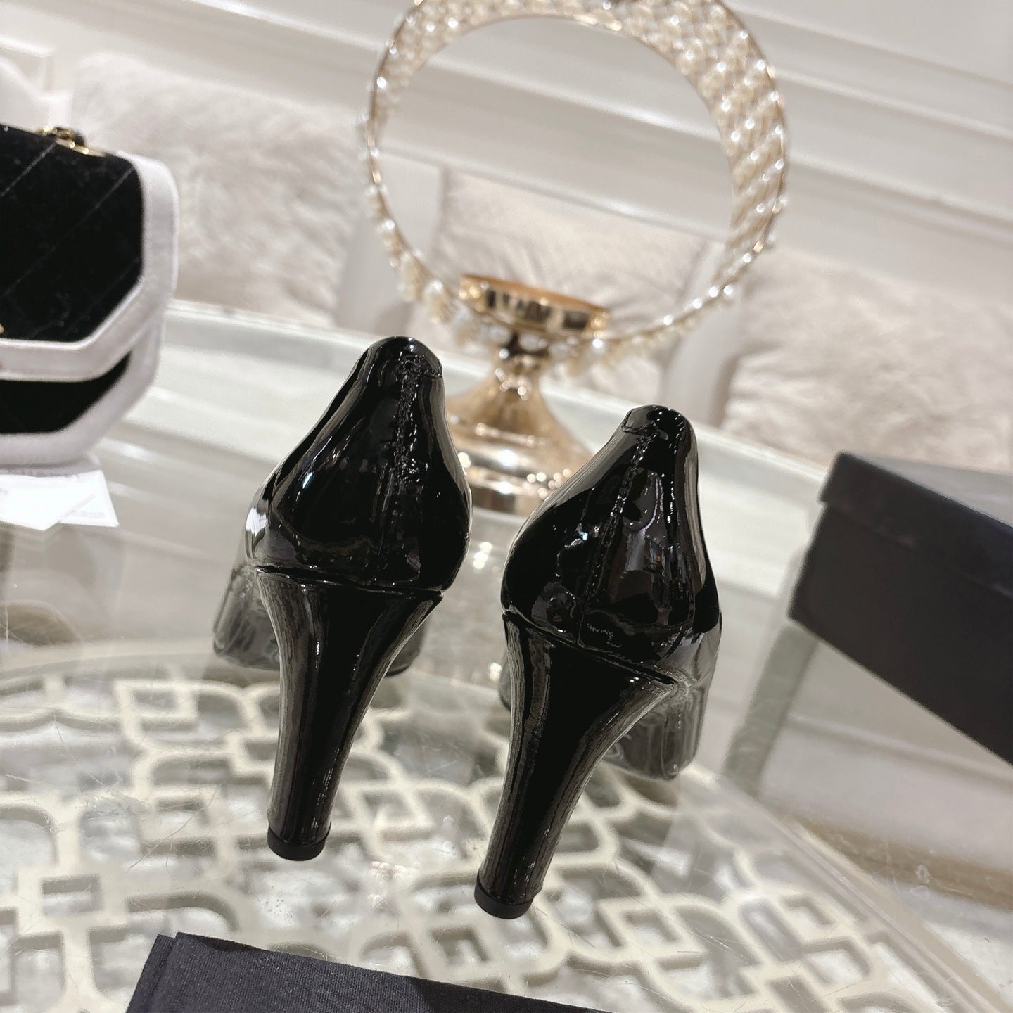 CC 26s Camellia Round Toe Pump 8.5cm Black Patent Leather 736532