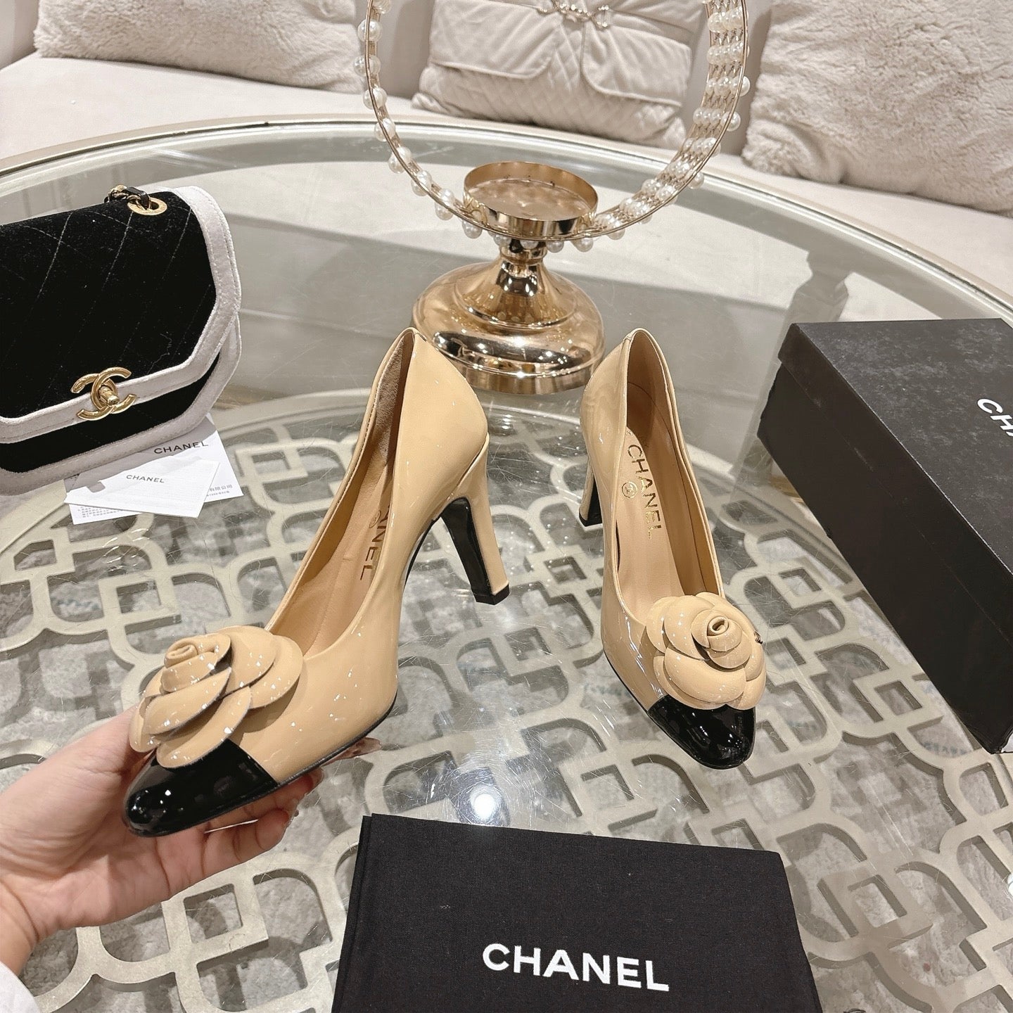 CC 26s Camellia Round Toe Pump 8.5cm Black Beige Patent Leather 736533