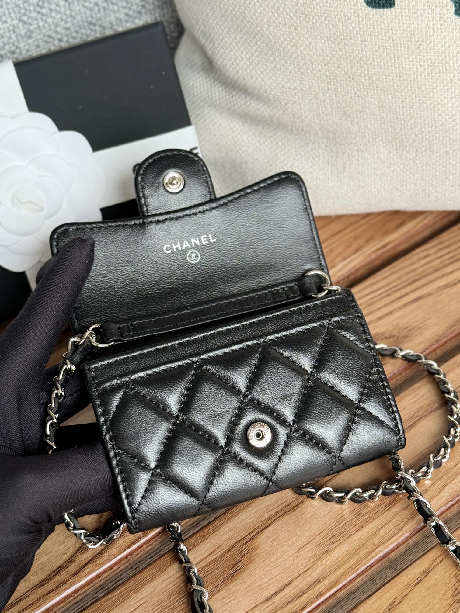 CC 24 Classic Wallet On Chain 11cm Black Sliver Metal Lamskin 240660