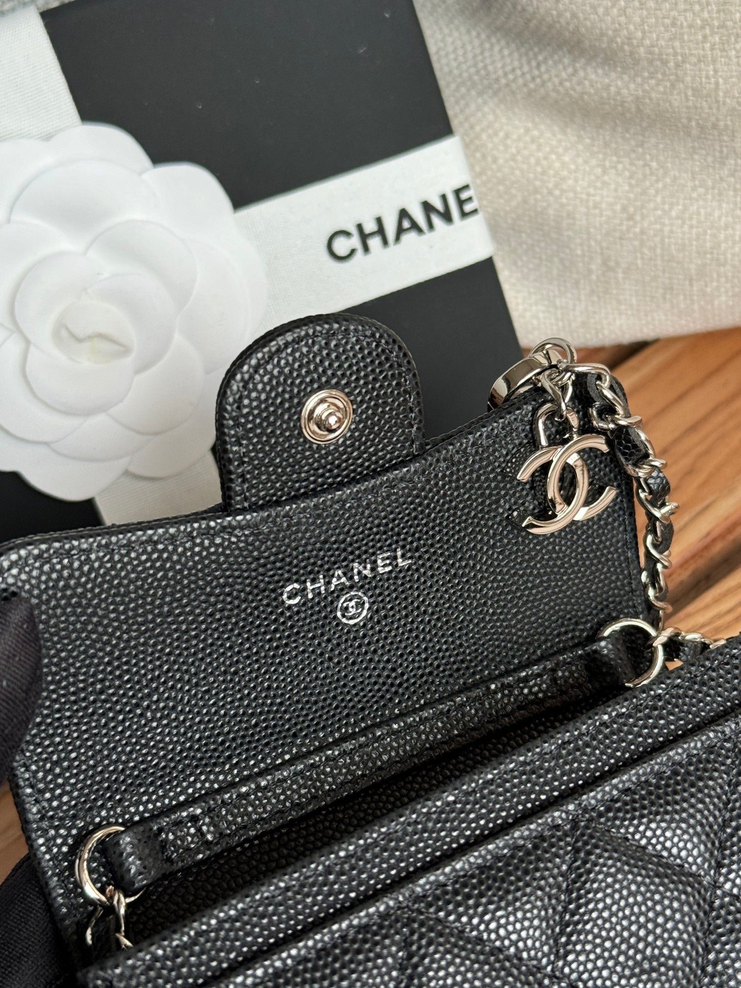 CC 24 Classic Wallet On Chain 11cm Black Sliver Metal Caviar 240668