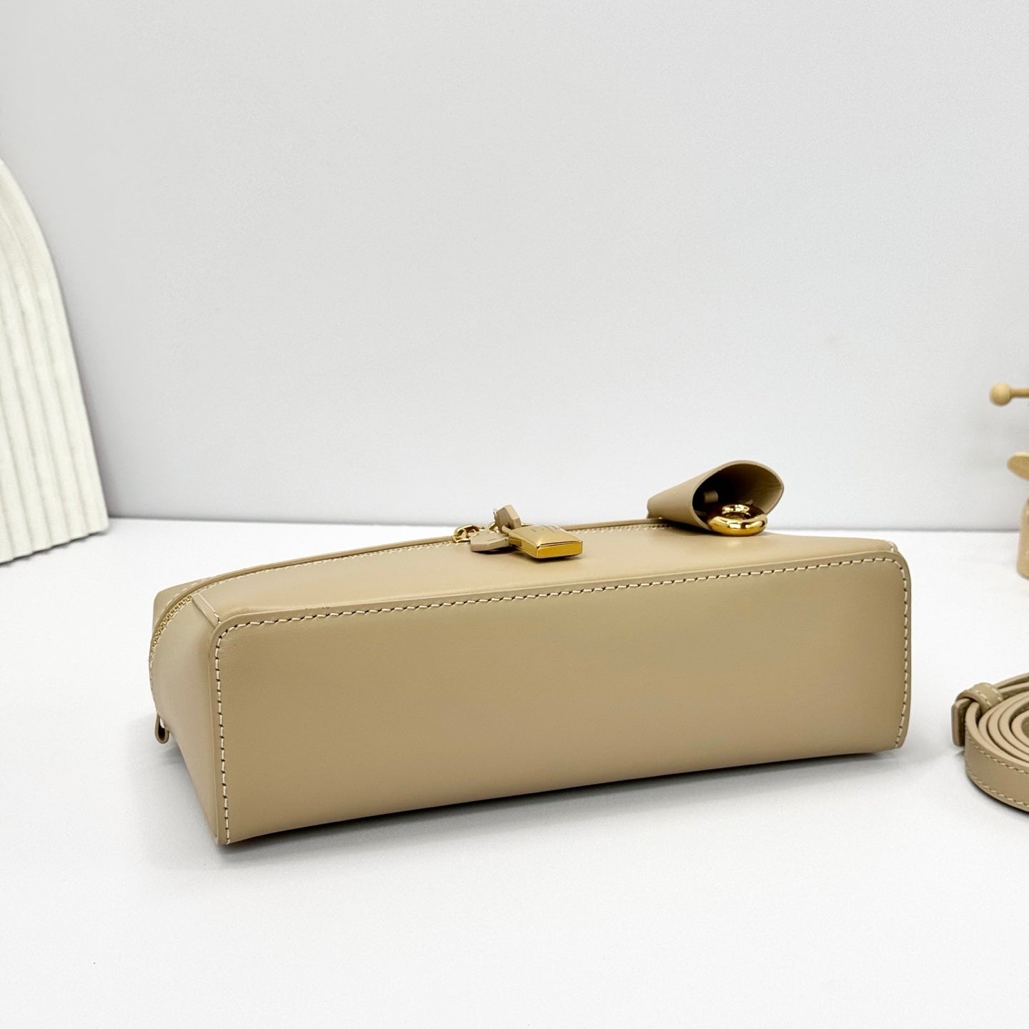 LP Extra Pouch L23 Light Milky Calfskin 282140