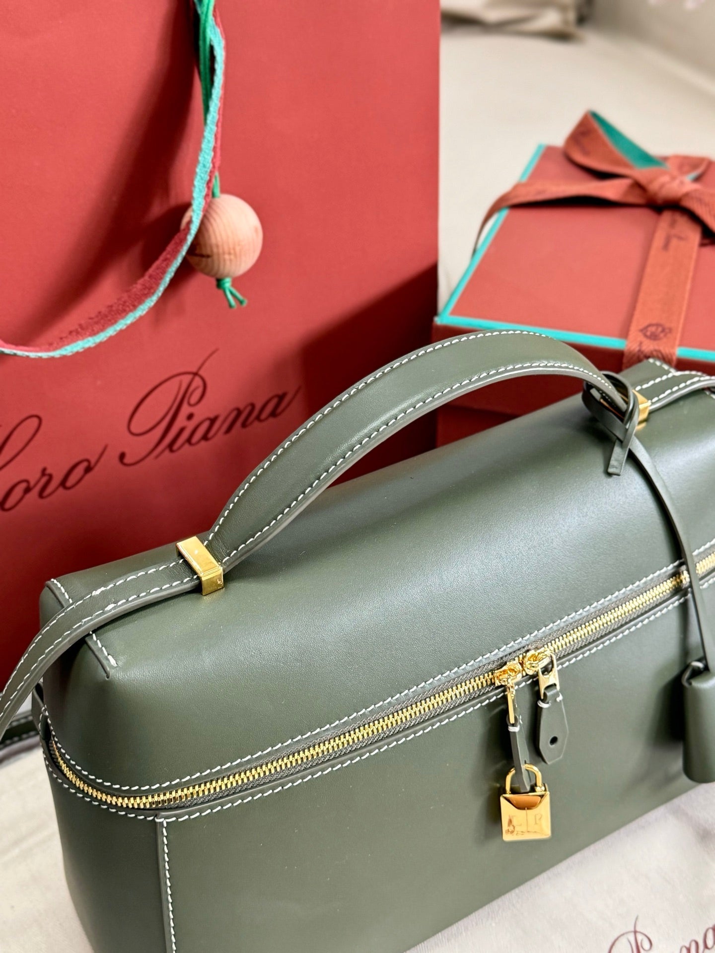 LP Extra Pouch L27 Ribbon Green Calfskin 282236