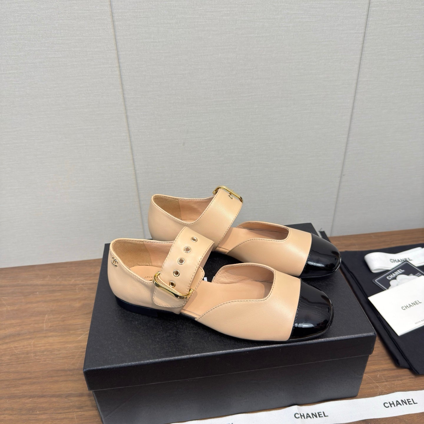 CC 26s Marry Jane Flat 2.5cm Beige Black Cowhide 632183