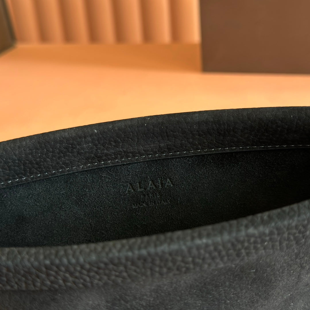 Alaia Le Click East West Small Bag 25cm Black Suede
