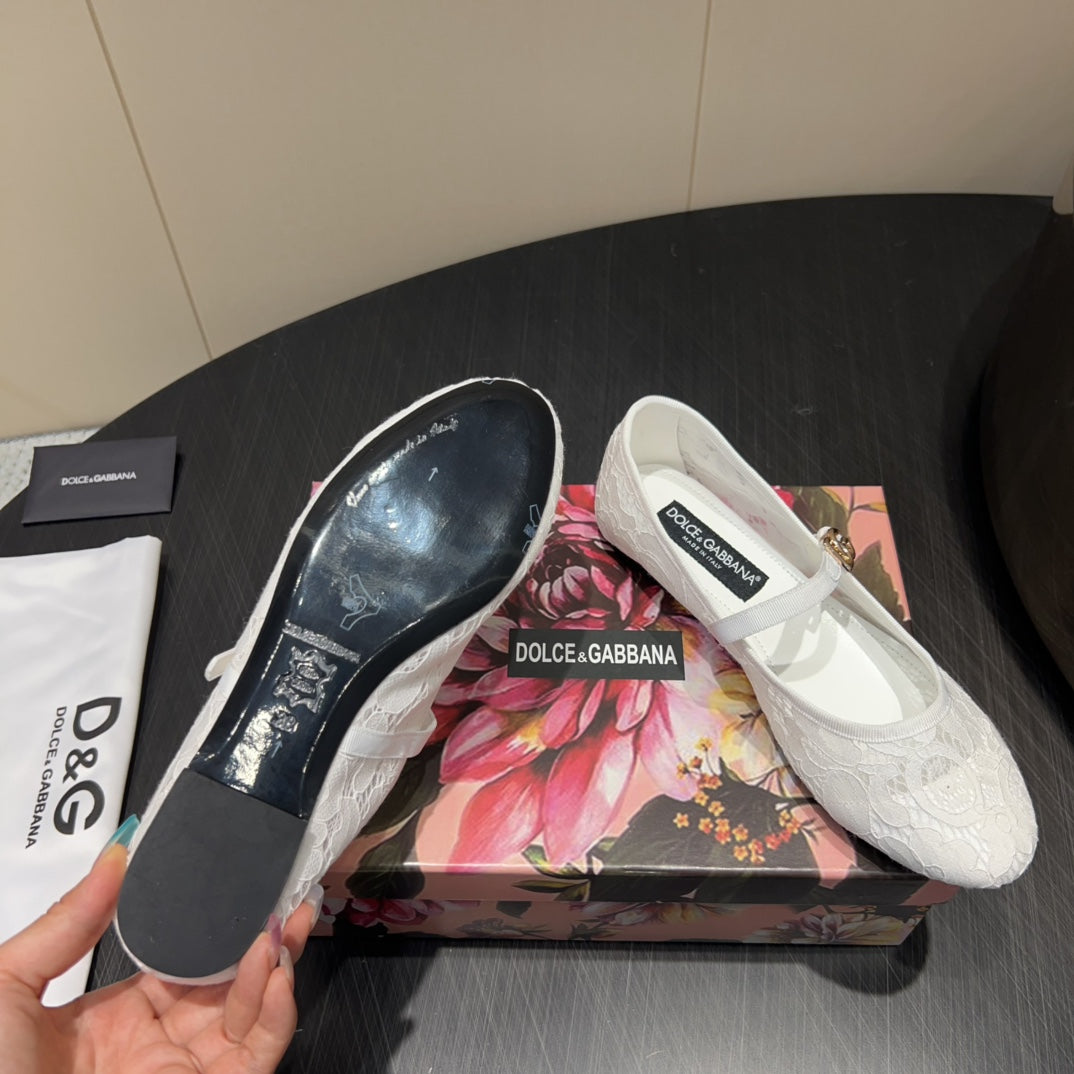 DC 25 Mary Jane White Lace And Sheepskin 381623