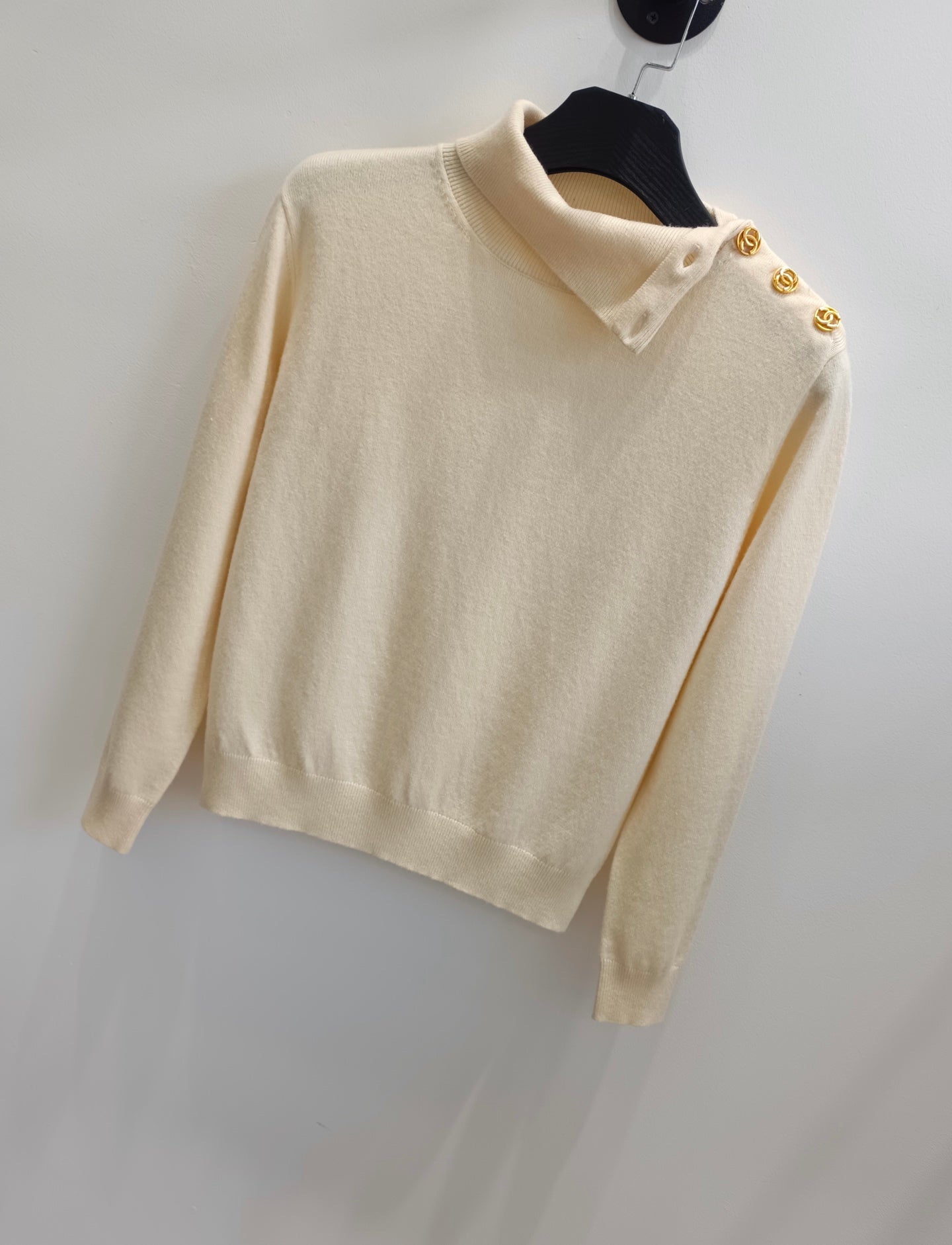 CC 26s Turtleneck Sweater With Shoulder Buttons Ivory Wool 423125