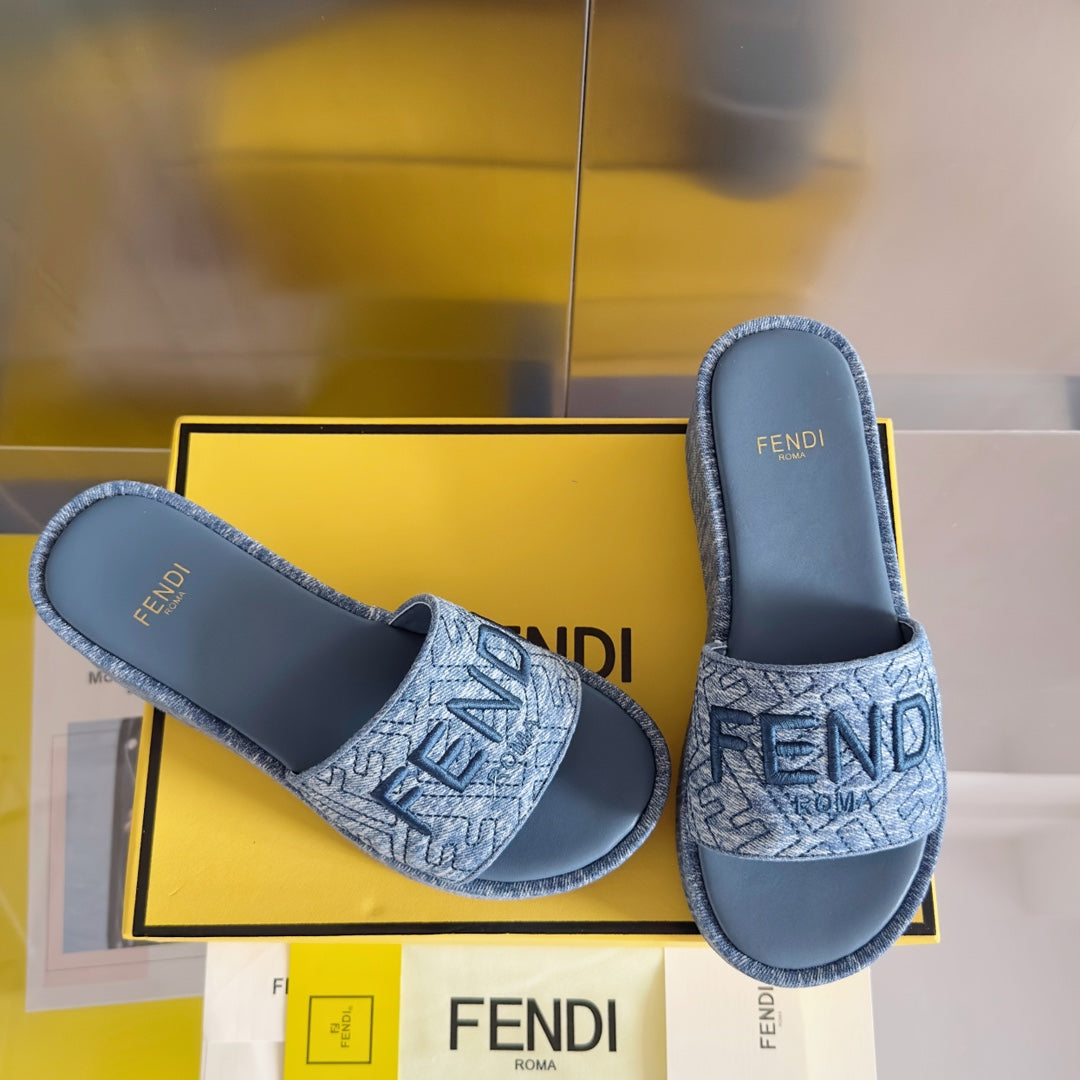FF Monogram Sunshine 65 Blue Sky Fabric Slide