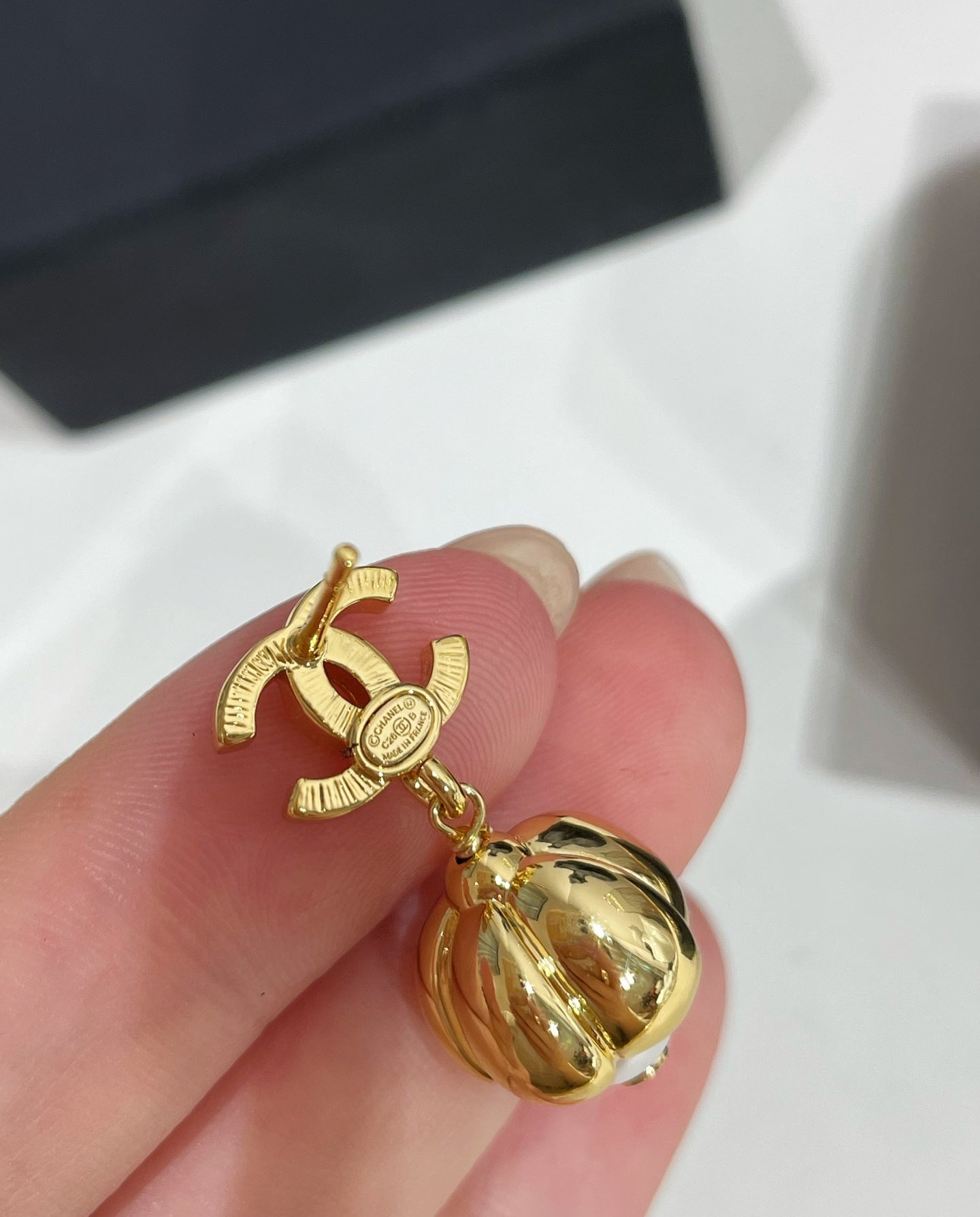 CC 26FW Gorgeous Gold Pearl Earrings 016
