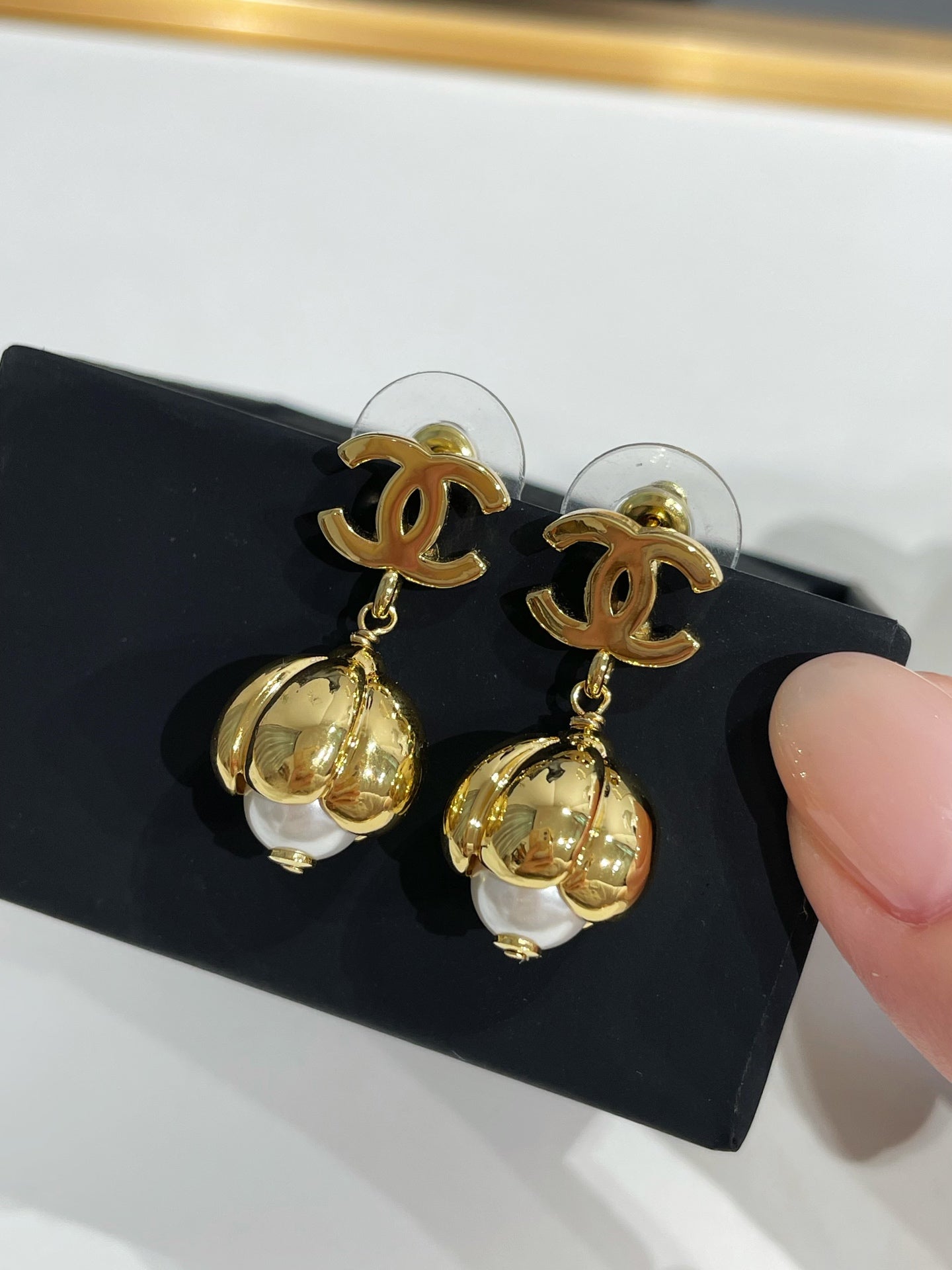 CC 26FW Gorgeous Gold Pearl Earrings 016