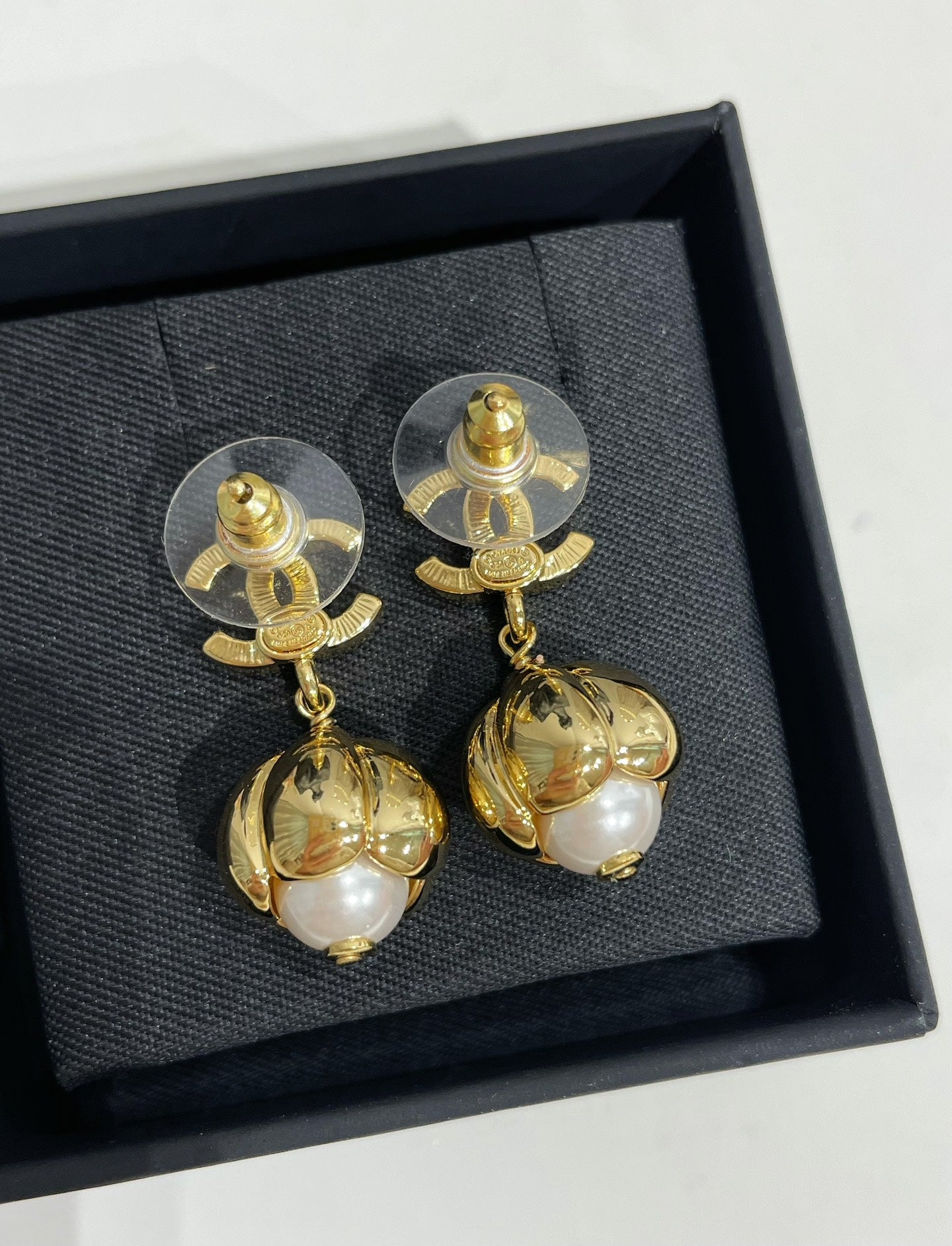 CC 26FW Gorgeous Gold Pearl Earrings 016