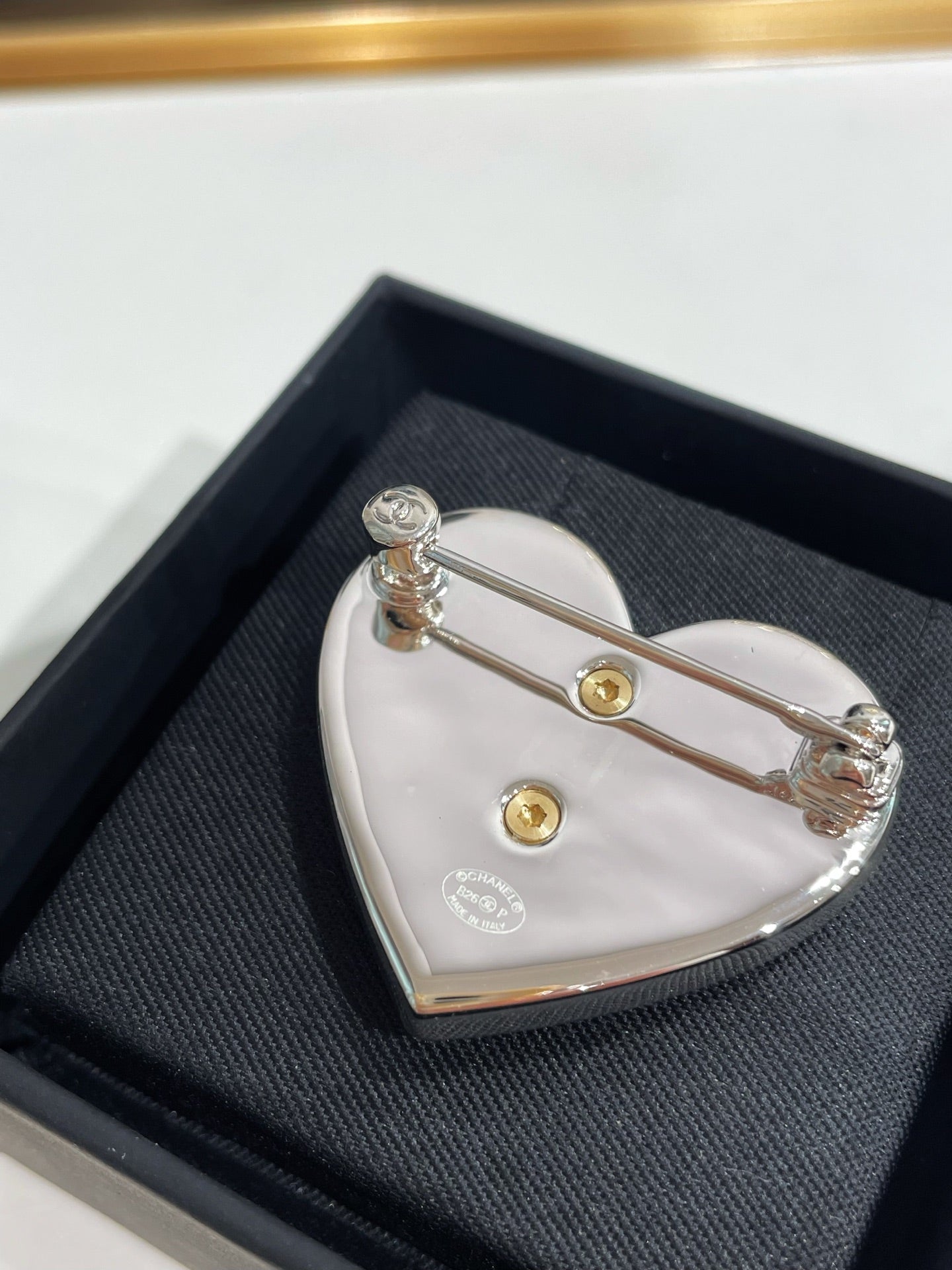 CC 26FW Heart Sliver Broochs 009