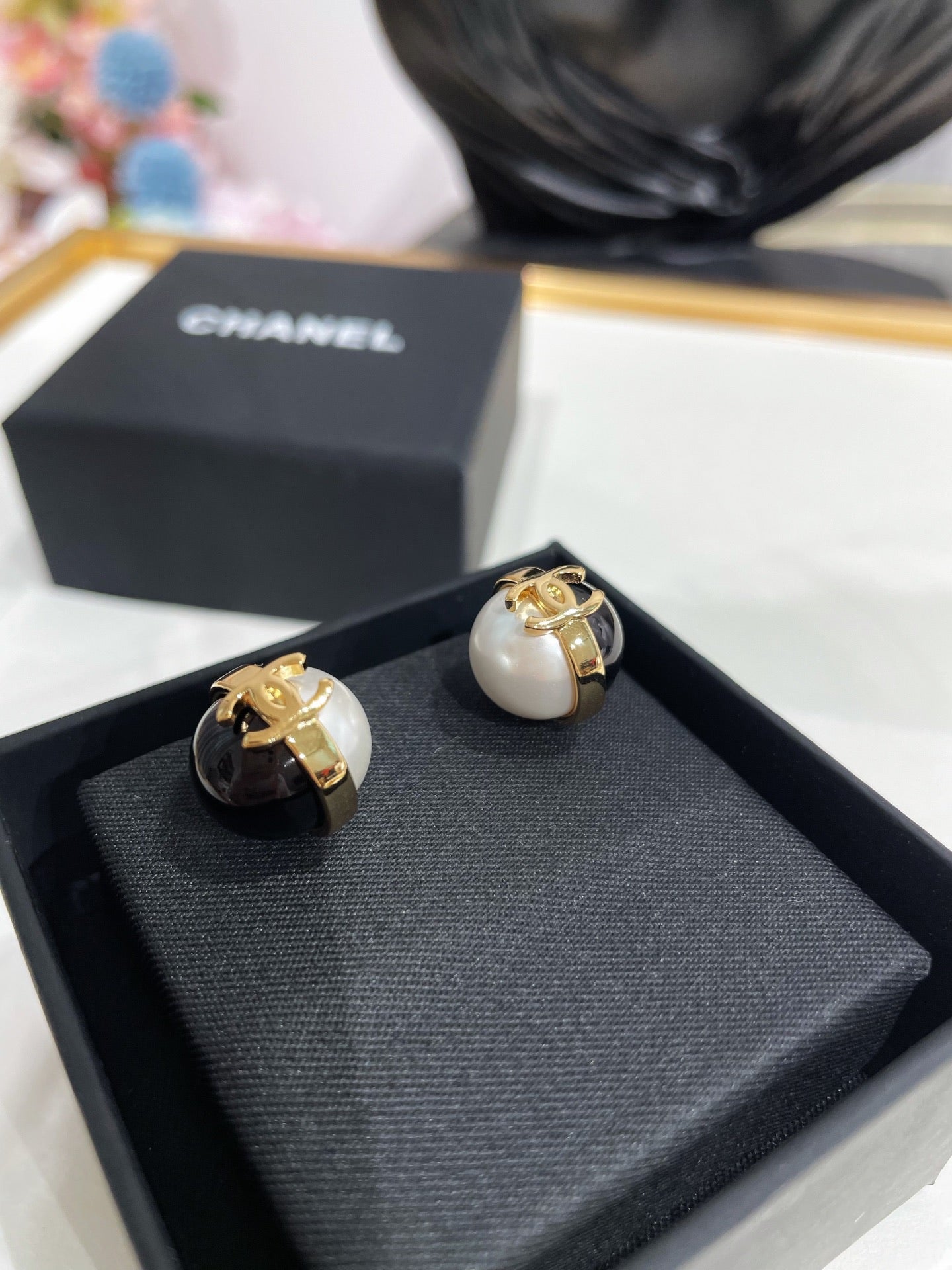 CC 26FW Gorgeous Pearl Gold Earrings 007