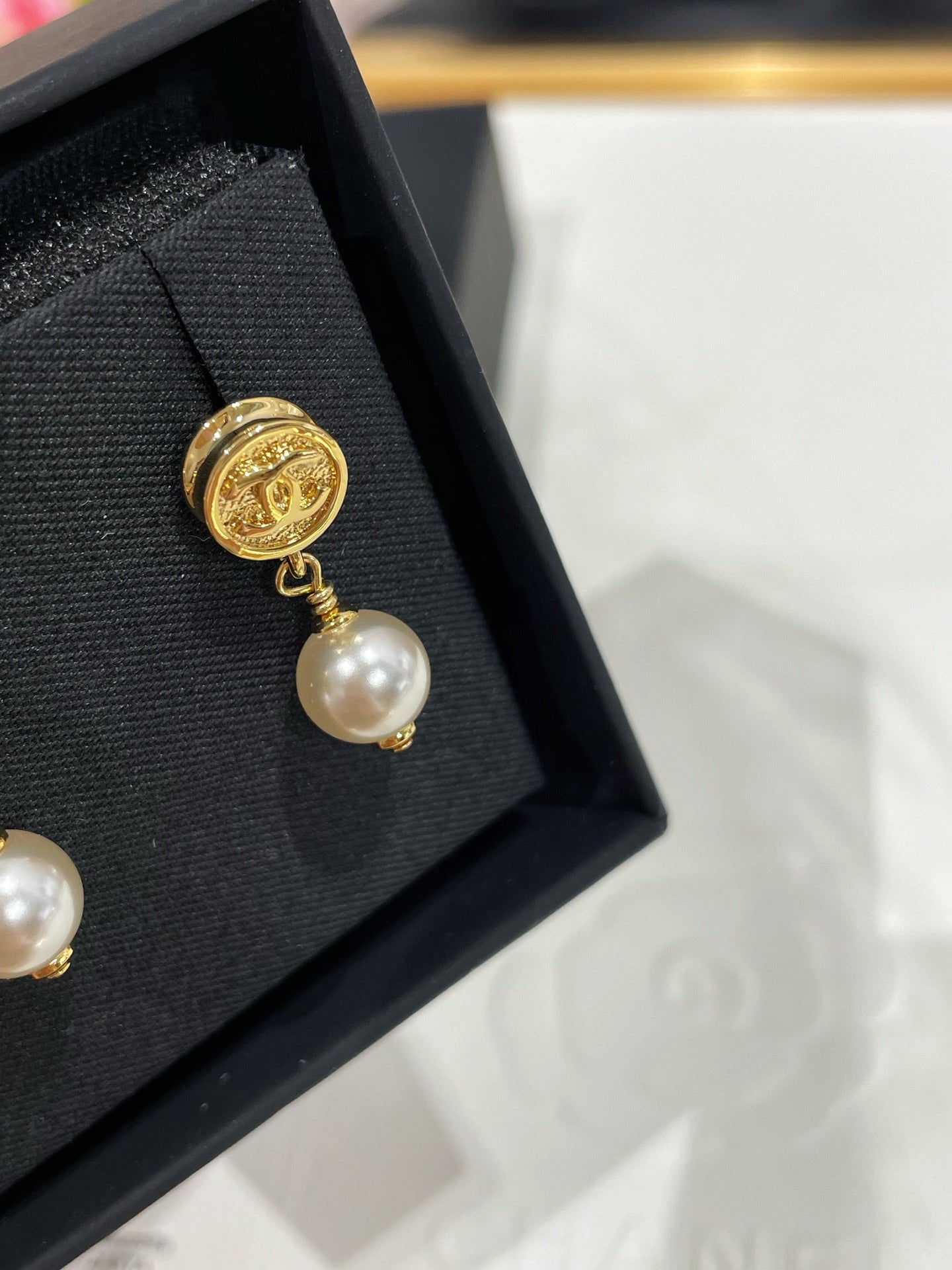 CC 26FW Gorgeous Pearl Gold Earrings 005