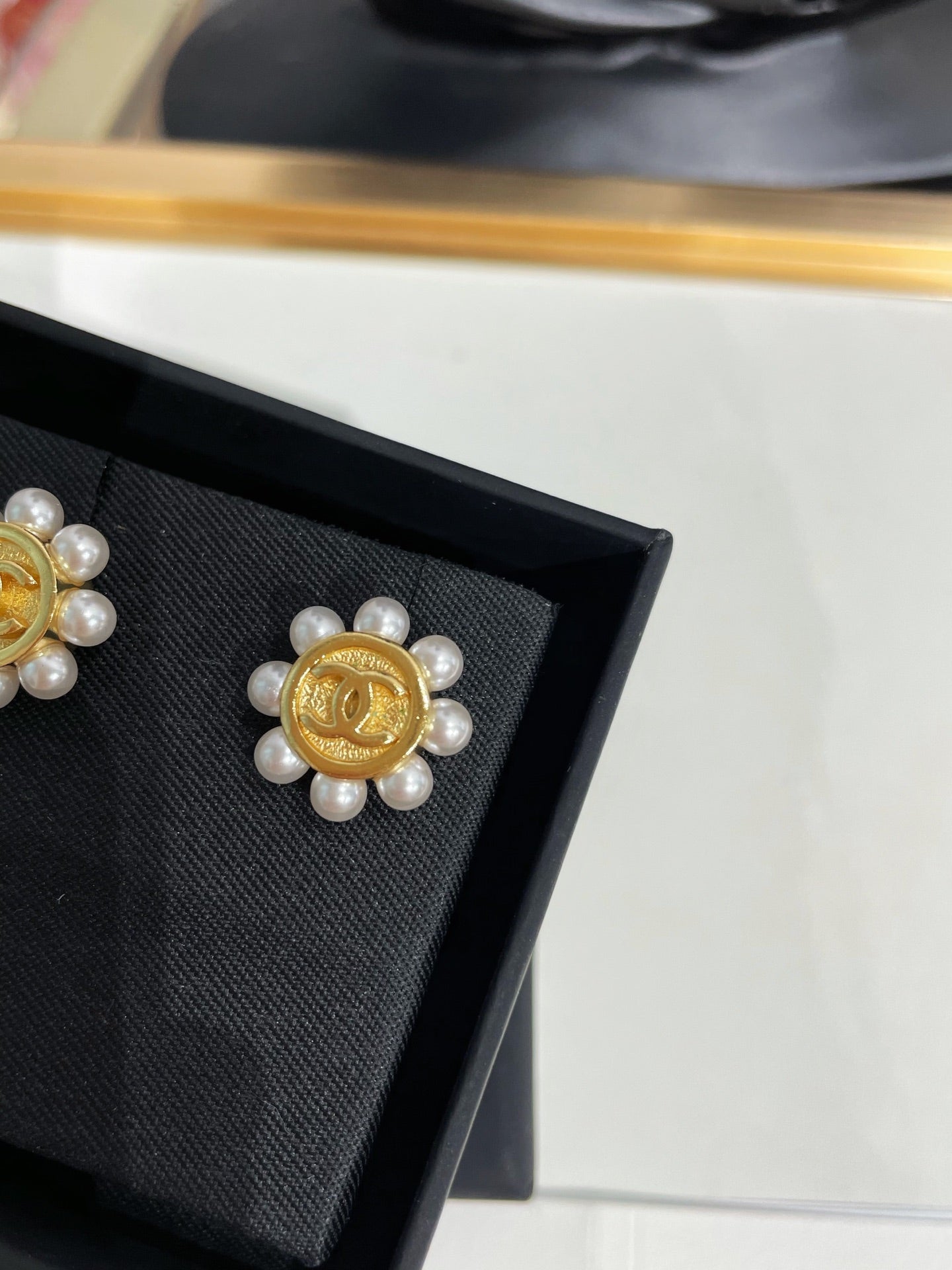 CC 26FW Gorgeous Pearl Gold Earrings 003
