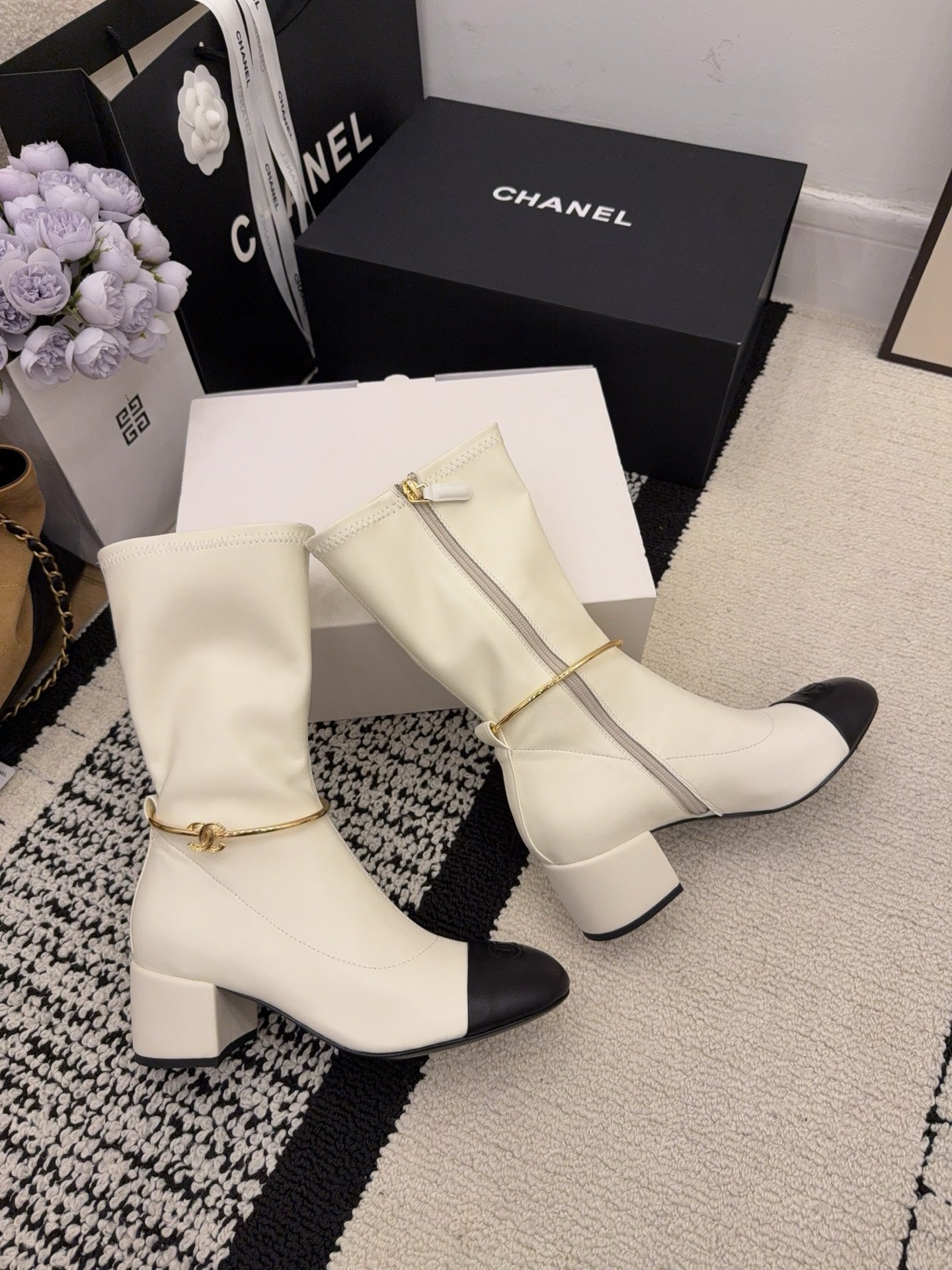 CC 26 Short Boot With Gold-tone Ankle Chain Cream Black Lambskin 588820
