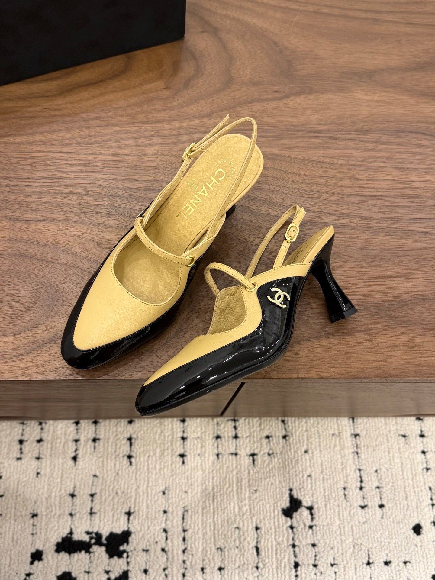 CC 26FW Slingback 7.5cm Black Beige Lambskin Patent Leather 676114
