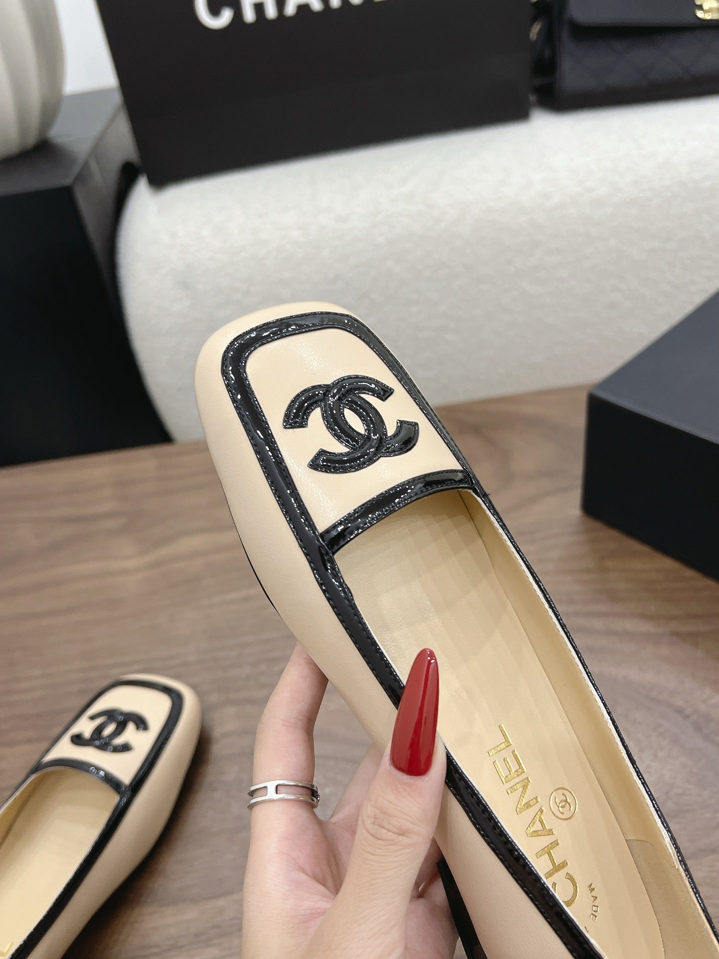 CC 26s Ballet Flat Black Beige Lambskin Patent Leather 915314