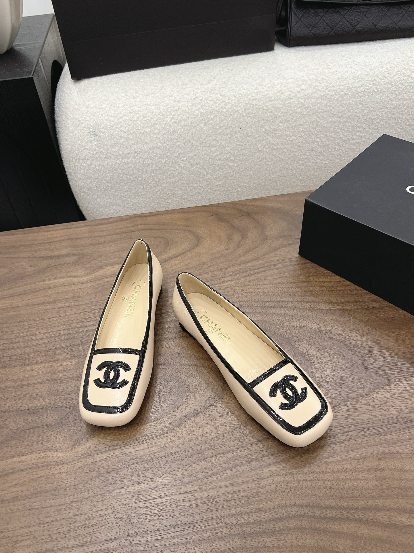 CC 26s Ballet Flat Black Beige Lambskin Patent Leather 915314