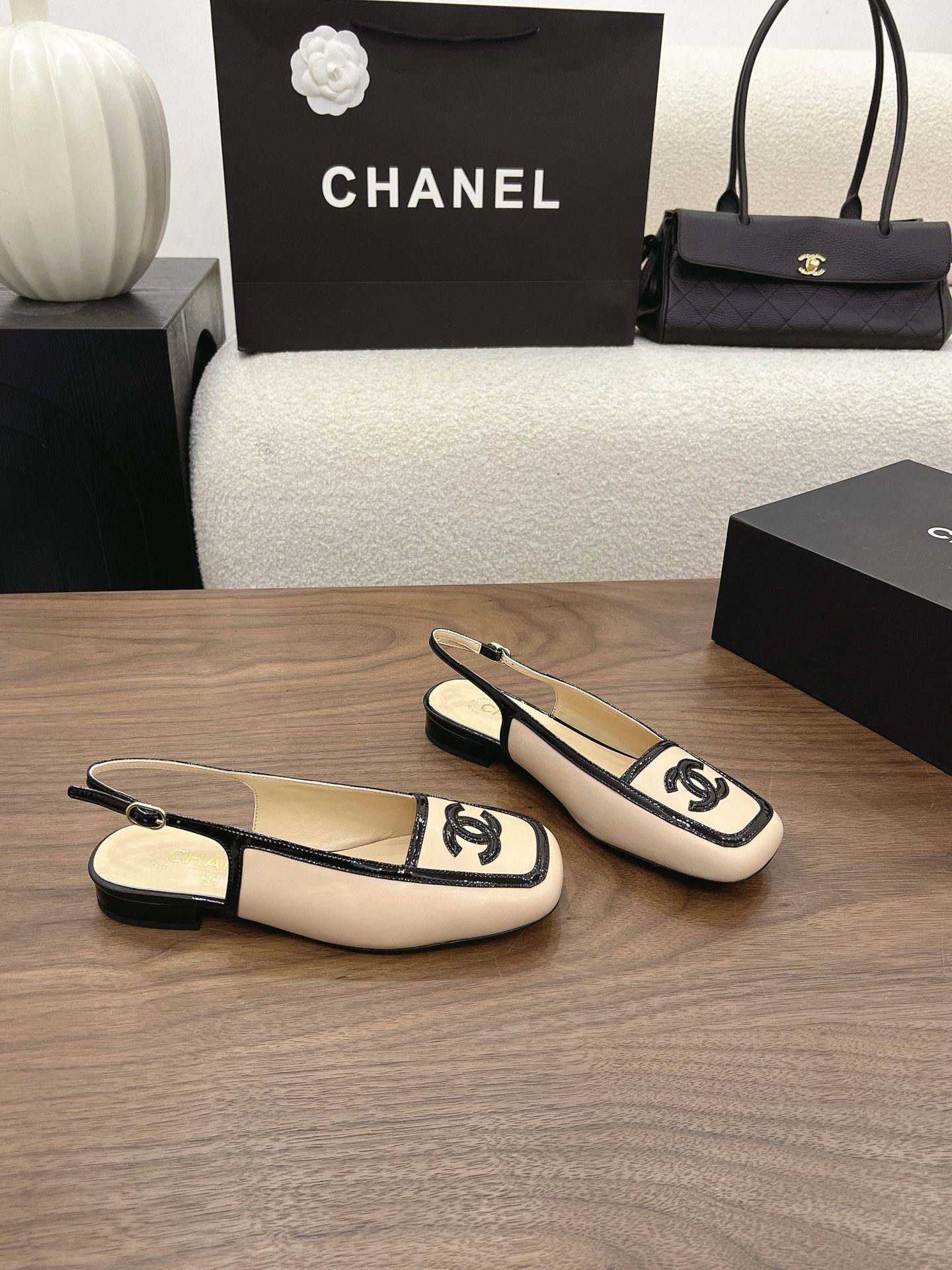 CC 26s Slingback Black Beige Lambskin Patent Leather 915318