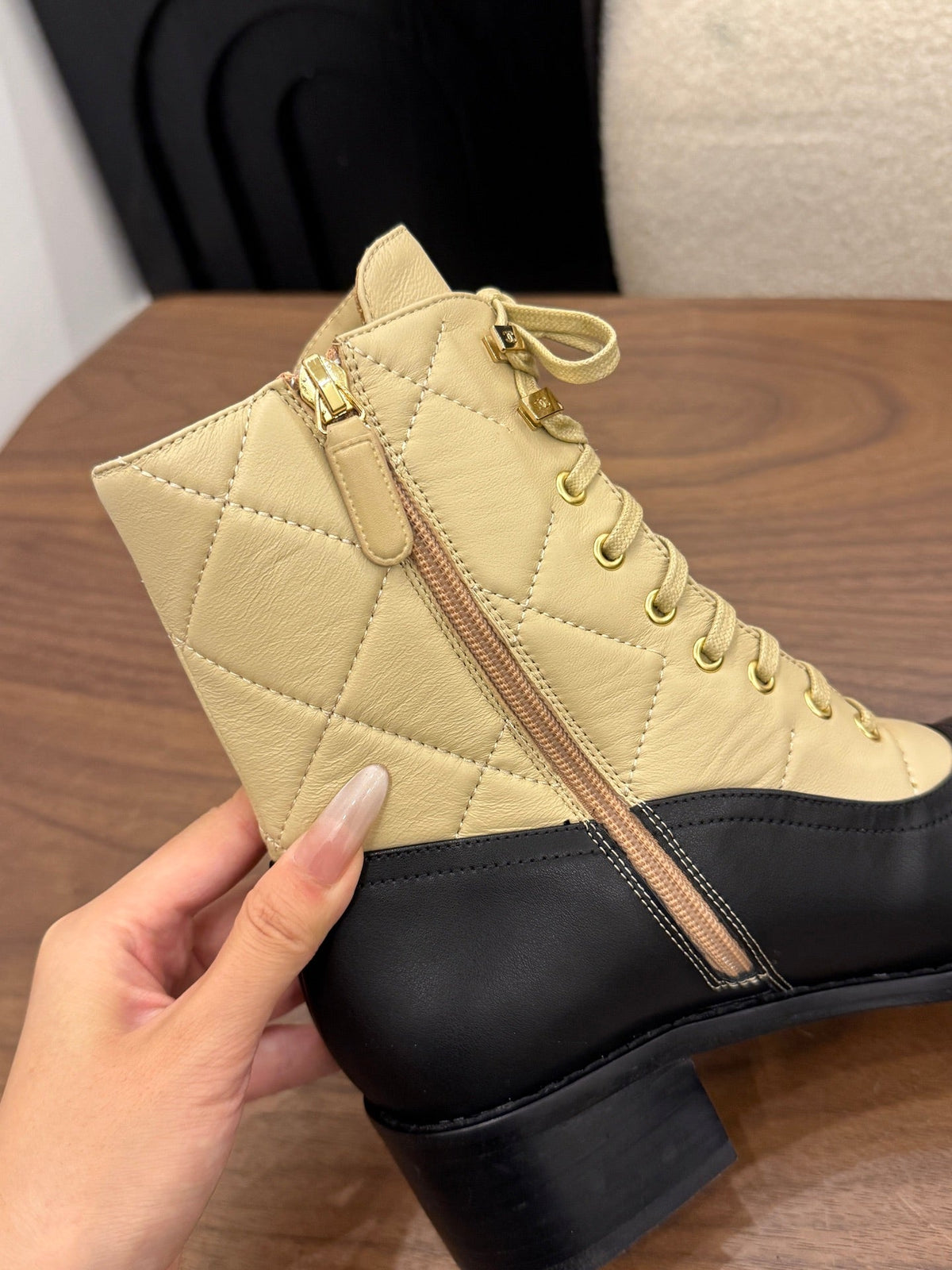 CC 26B Lace-Up Boots 4.5cm Beige Black Quilted Leather 122445