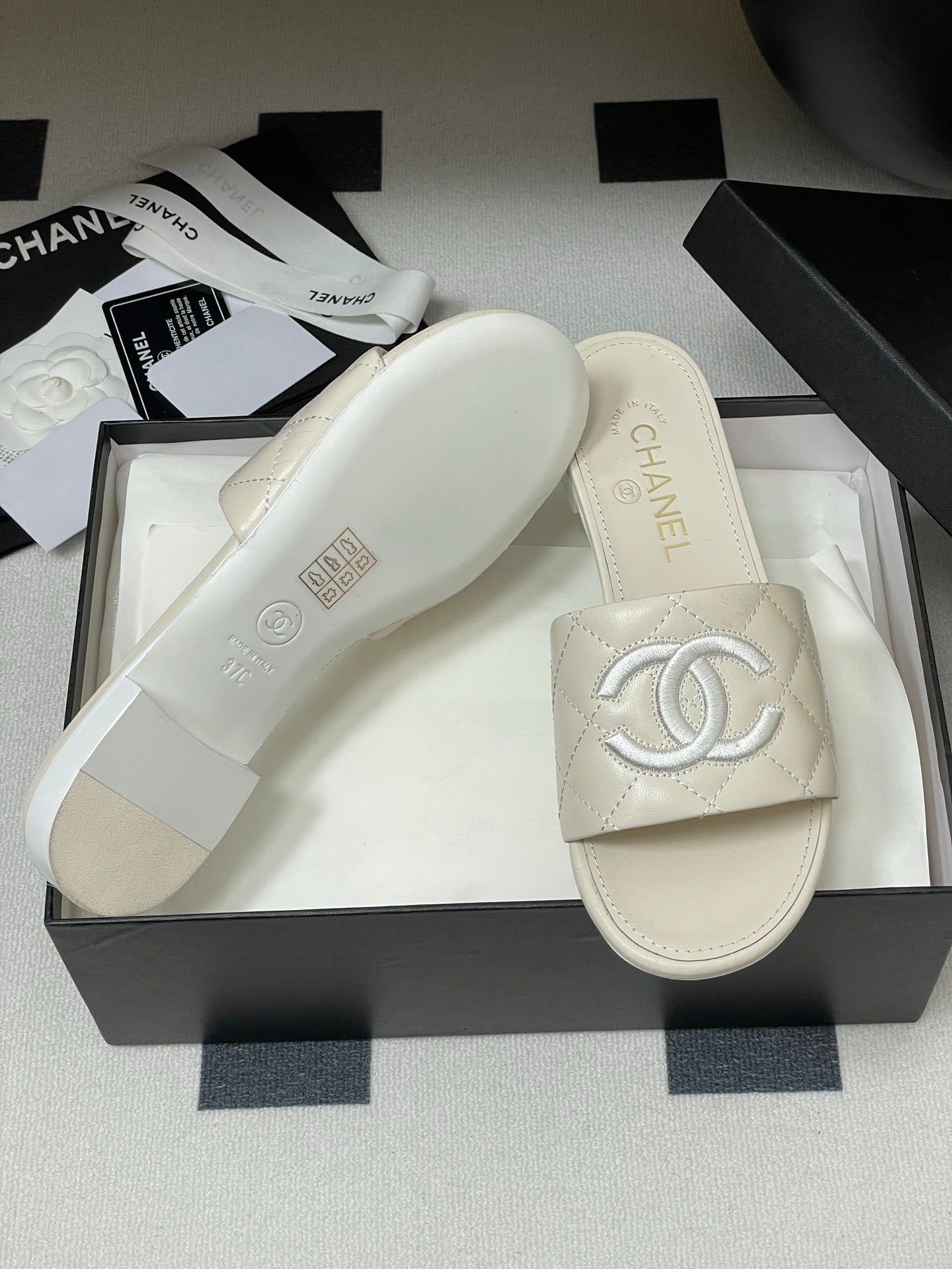 25S Embroidery Double C Mule 15mm White Lambskin 247583