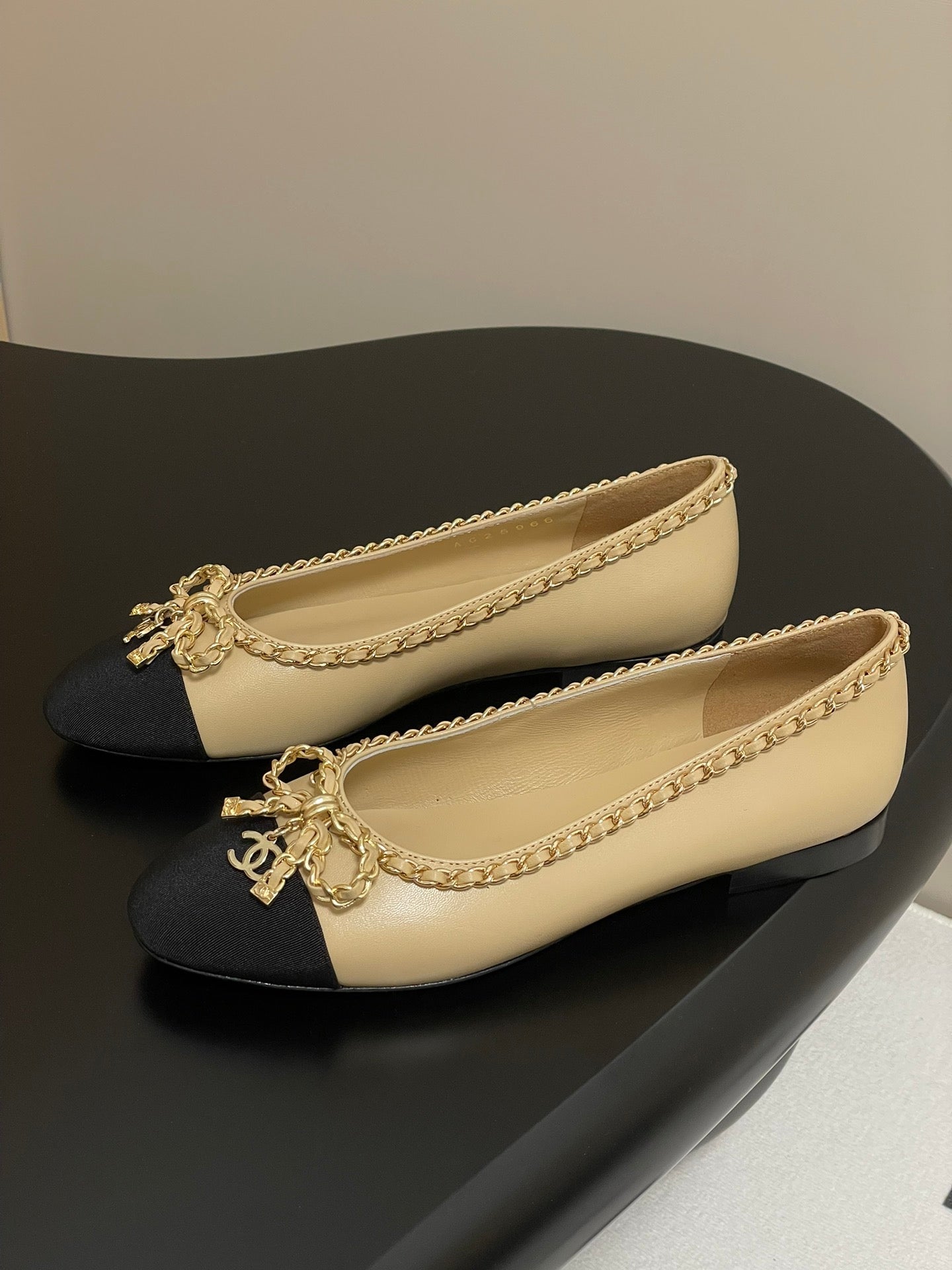 CC 25S 20mm Chain Bow Single Flat Beige Sheepskin Black Grosgrain 247654
