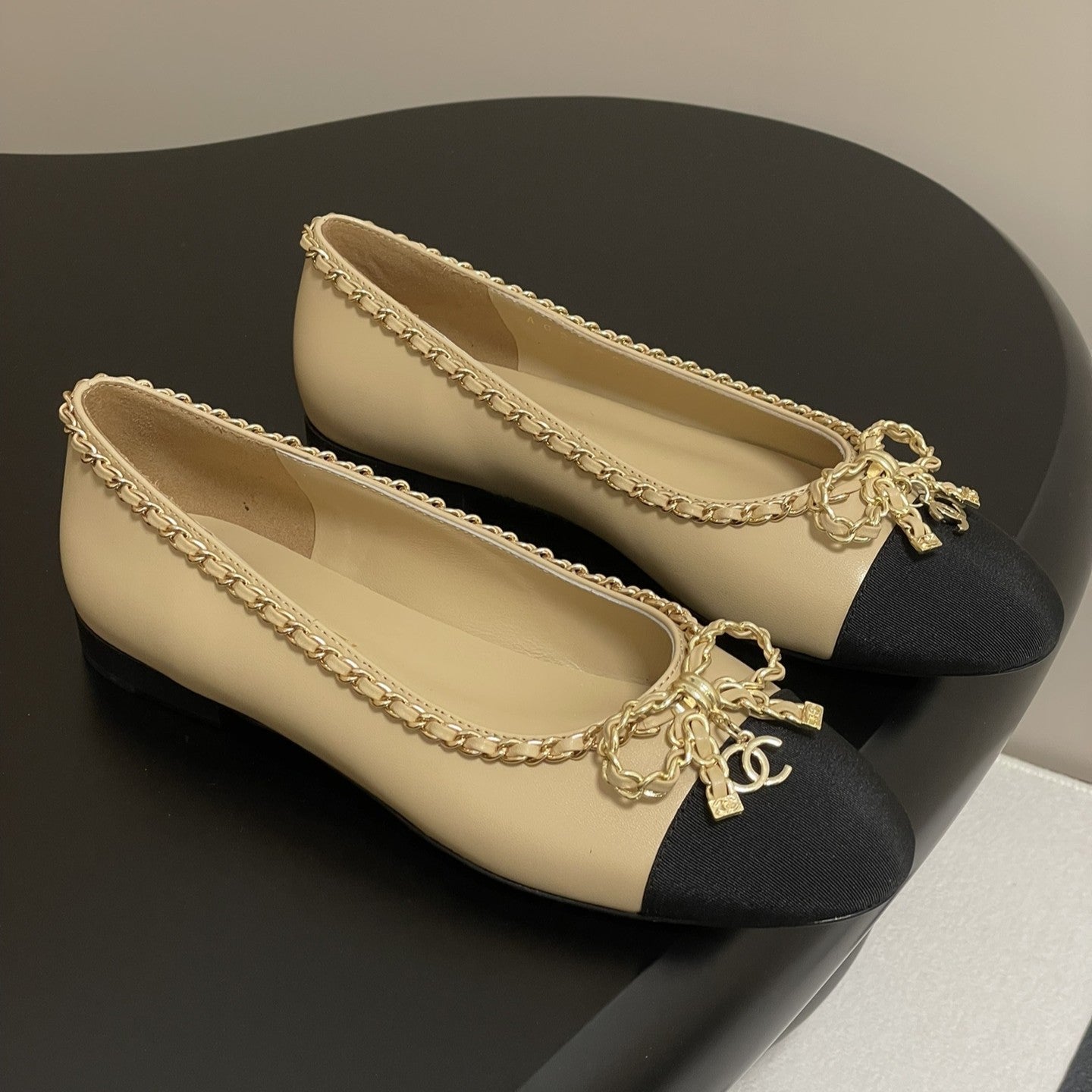 CC 25S 20mm Chain Bow Single Flat Beige Sheepskin Black Grosgrain 247654