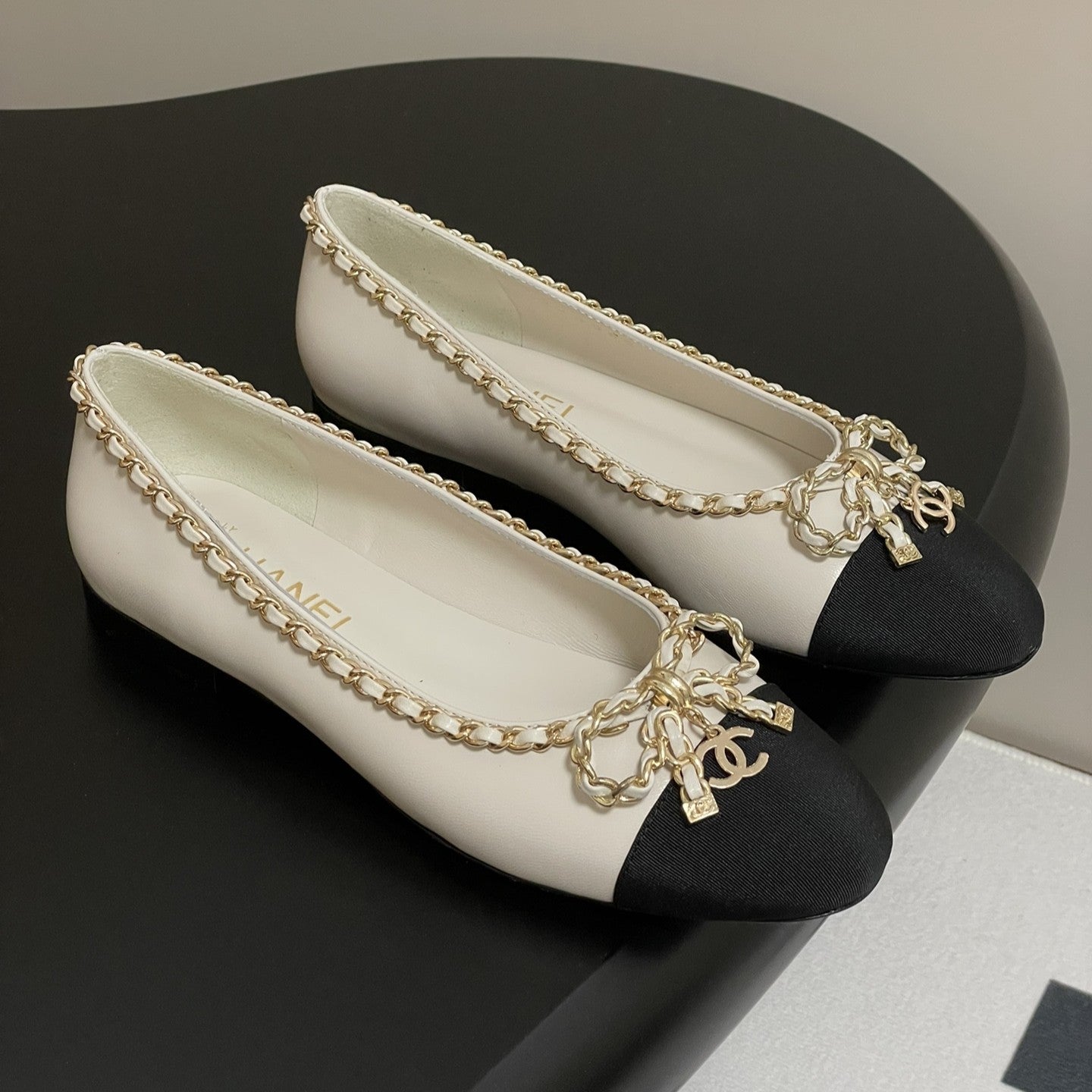 CC 25S 20mm Chain Bow Single Flat White Sheepskin Black Grosgrain 247655