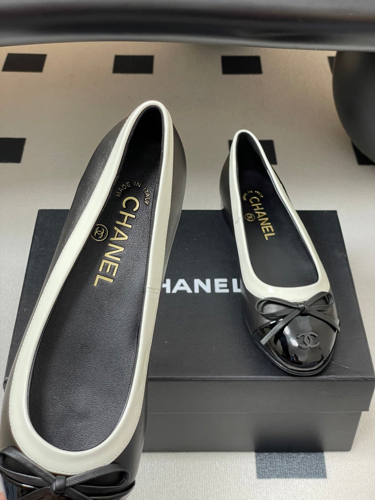CC 25A Small Bow Ballet Flats Black Mix White Sheepskin 393967