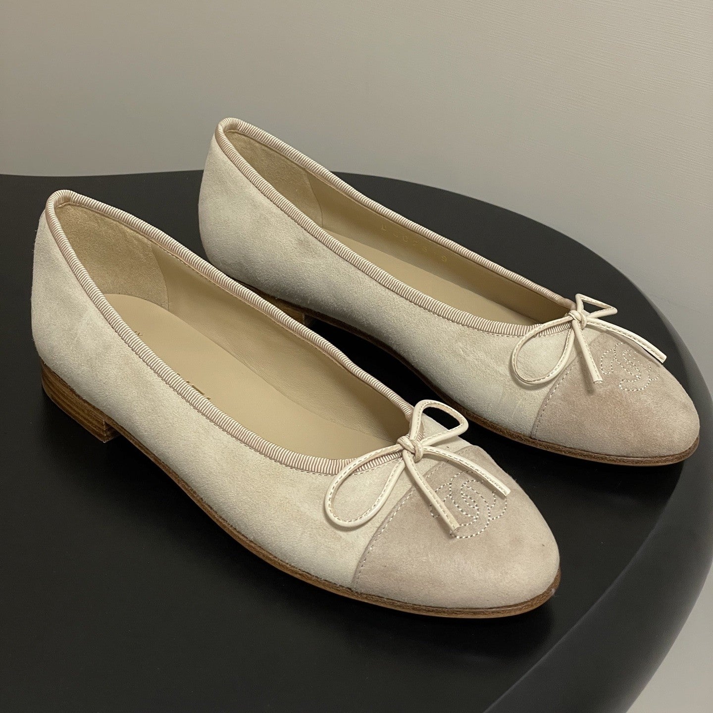 CC 25 Ballet Flat Beige Suede 393997
